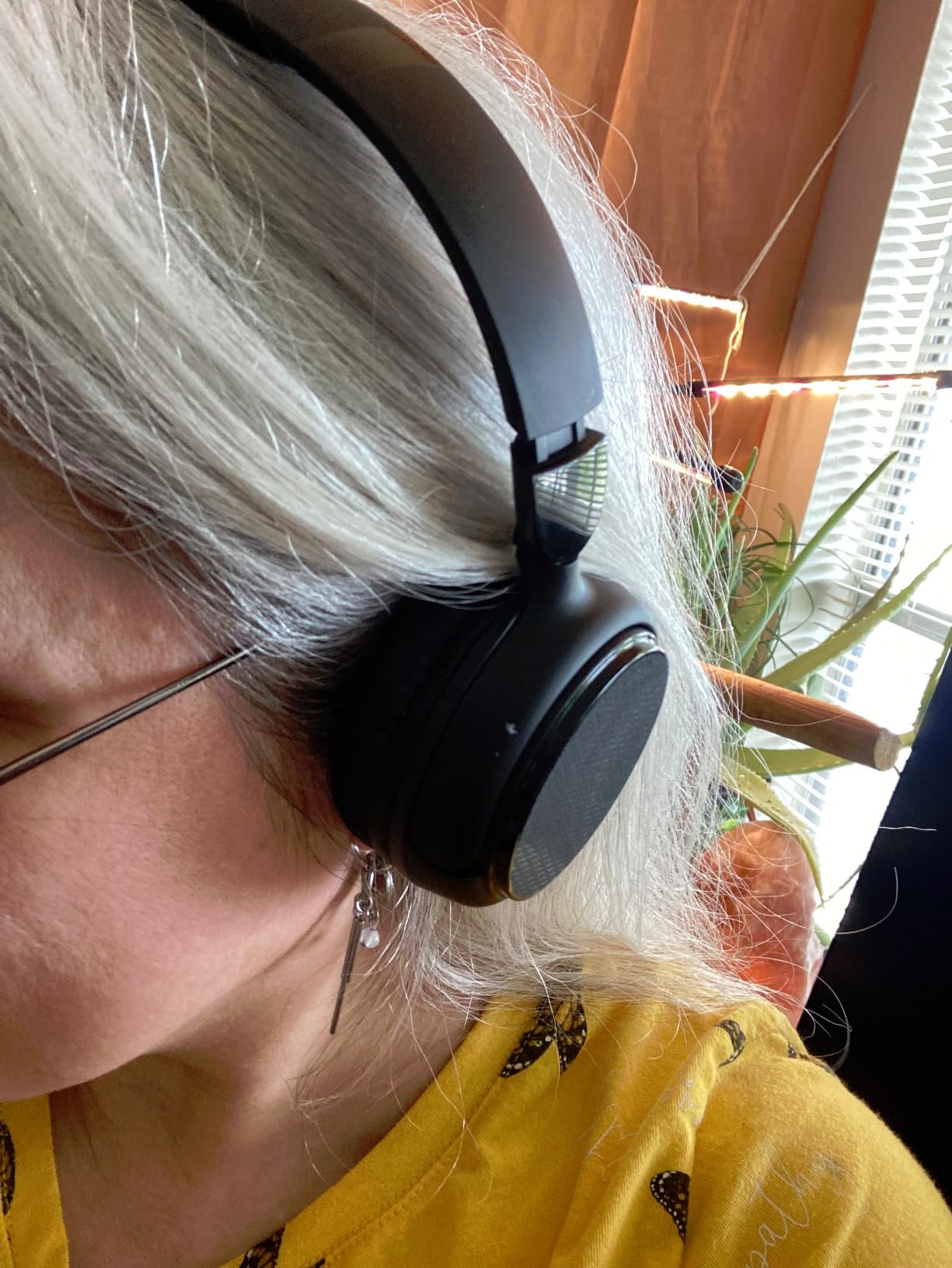 Amazon Basics Hybrid Active Noise Cancelling Headphones, 35 Hours Playtime with ANC on and 45 Hours with ANC Off, Wireless, Over Ear Comfortable Fit, Bluetooth, One Size, Black - Customer Photo 2