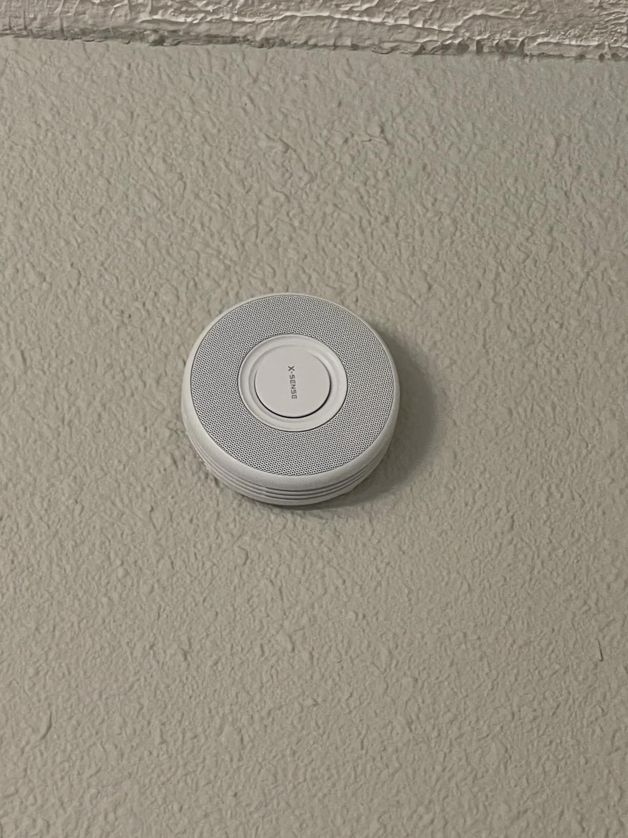 X-Sense Smart Smoke Detector with Voice Alerts and 17 Locations, Wi-Fi Smoke Alarm with SBS50 Base Station, Test from APP, Wireless Interconnected Fire Alarm, Model XS0B-MR61 - Customer Photo 1