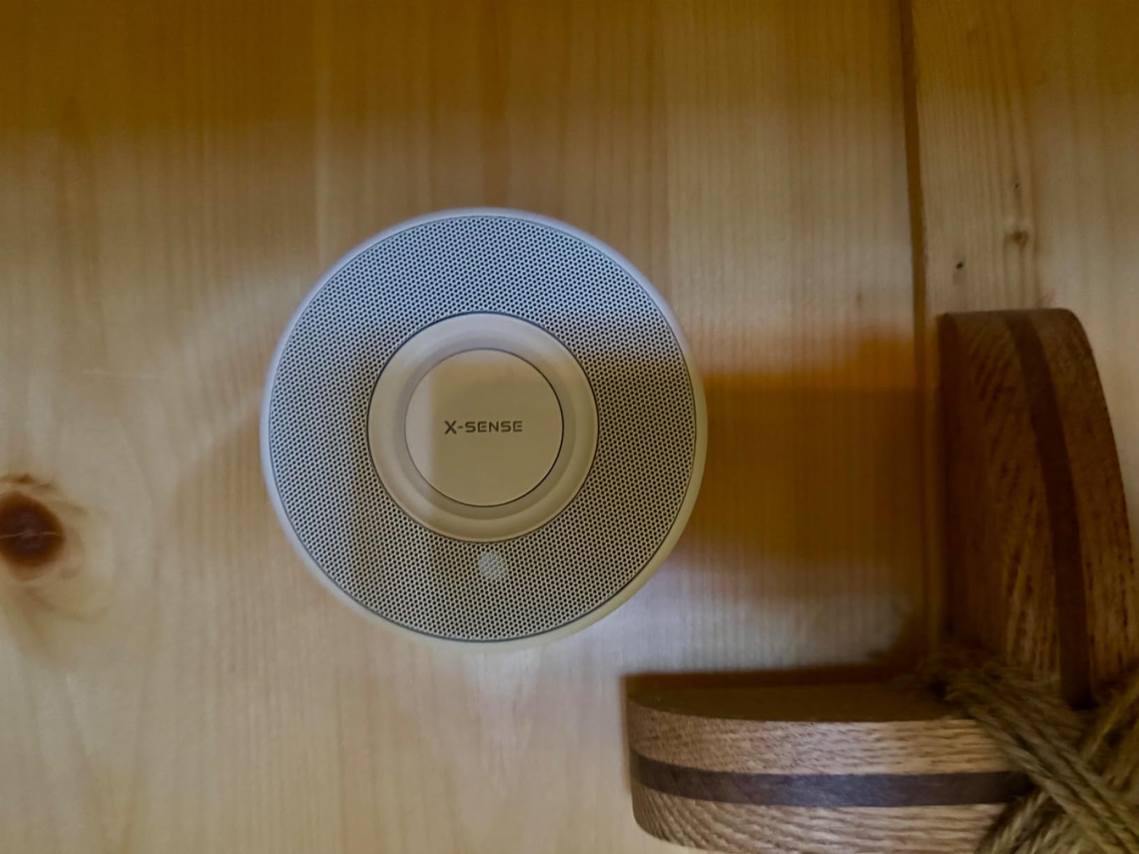 X-Sense Smart Smoke Detector with Voice Alerts and 17 Locations, Wi-Fi Smoke Alarm with SBS50 Base Station, Test from APP, Wireless Interconnected Fire Alarm, Model XS0B-MR61 - Customer Photo 3