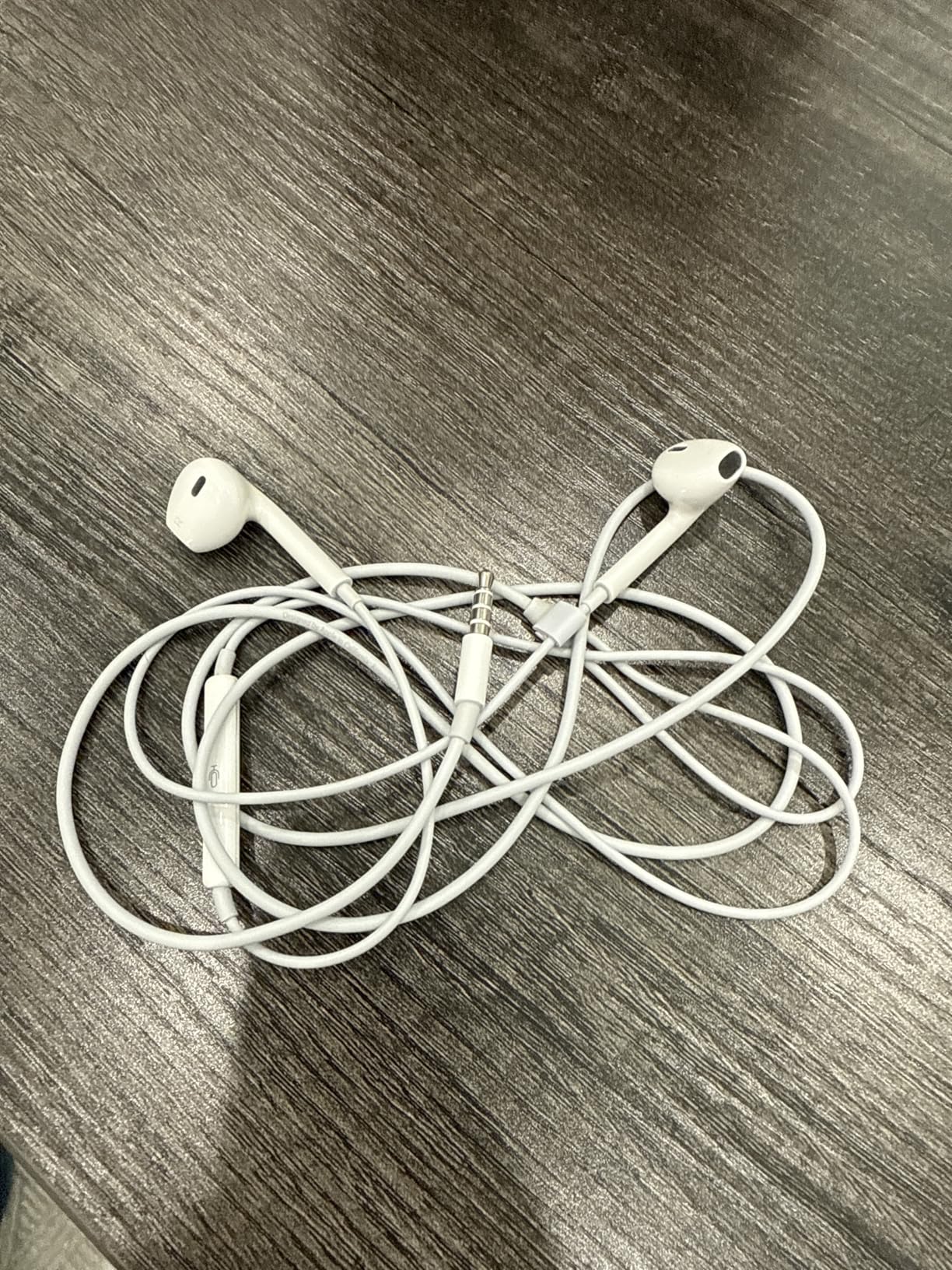 Apple EarPods Headphones with 3.5mm Plug, Wired Ear Buds with Built-in Remote to Control Music, Phone Calls, and Volume Customer Review Apple EarPods Headphones with 3.5mm Plug, Wired Ear Buds with Built-in Remote to Control Music, Phone Calls, and Volume - Customer Photo 2