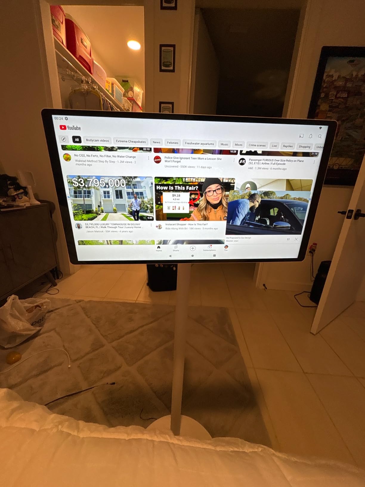 OFD 21.5 Inch Portable TV on Wheels 1080P,100%sRGB,6GB RAM+128GB Storage,RollingTV,Touch Screen Large Tablet with Base,8MP Webcam,Android 13 OS| Wireless Projection| 6000 mAh Battery(Play 4-6H),White - Customer Photo 2