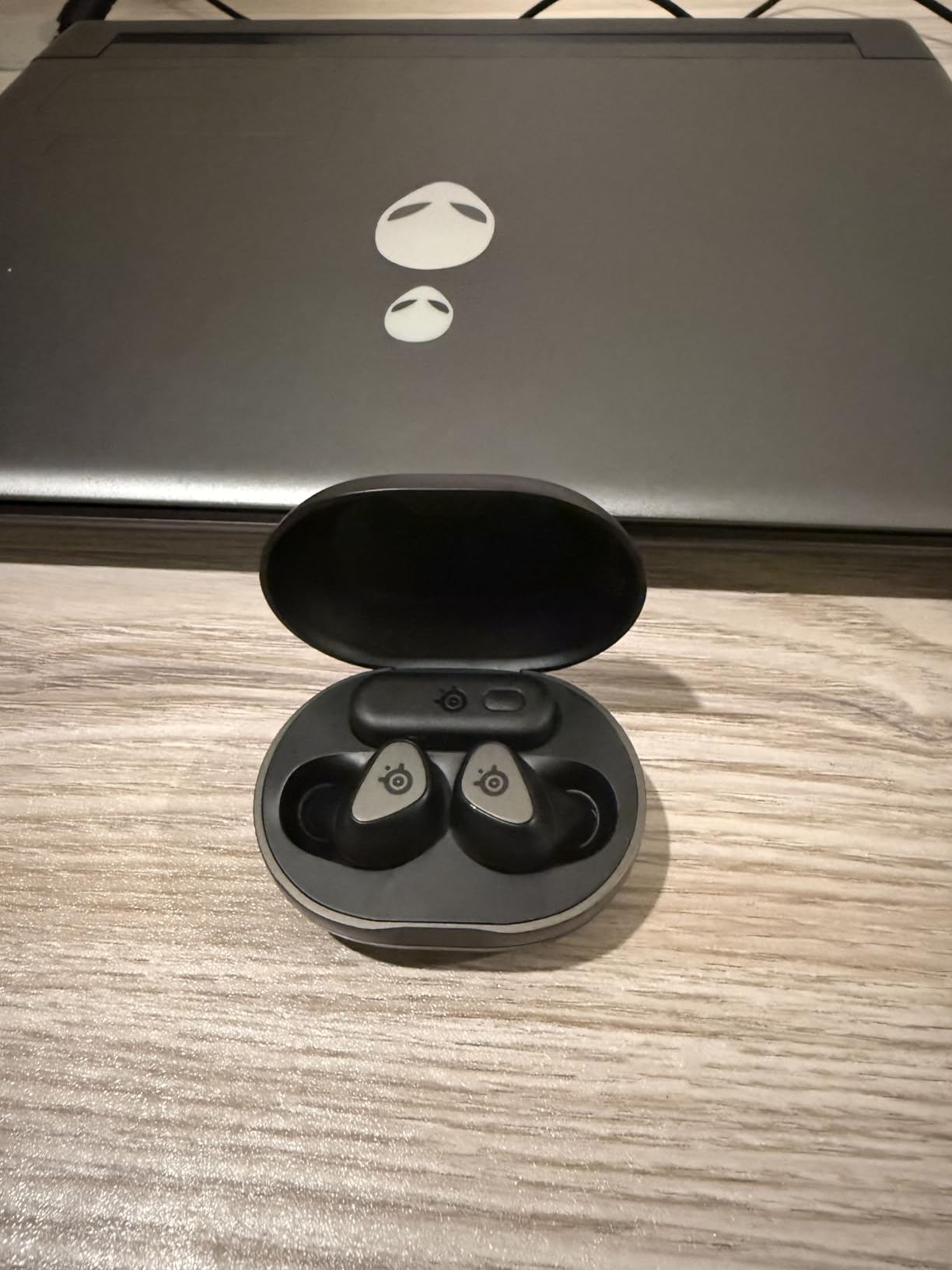 SteelSeries Arctis GameBuds for Xbox/PC/PS5/Switch/Mobile — Quick-Switch 2.4GHz+Bluetooth 5.3 — Active Noise Cancelling — Mobile App — Water Resistant IP55 — 40H Battery with Qi Charging Case - Black - Customer Photo 1