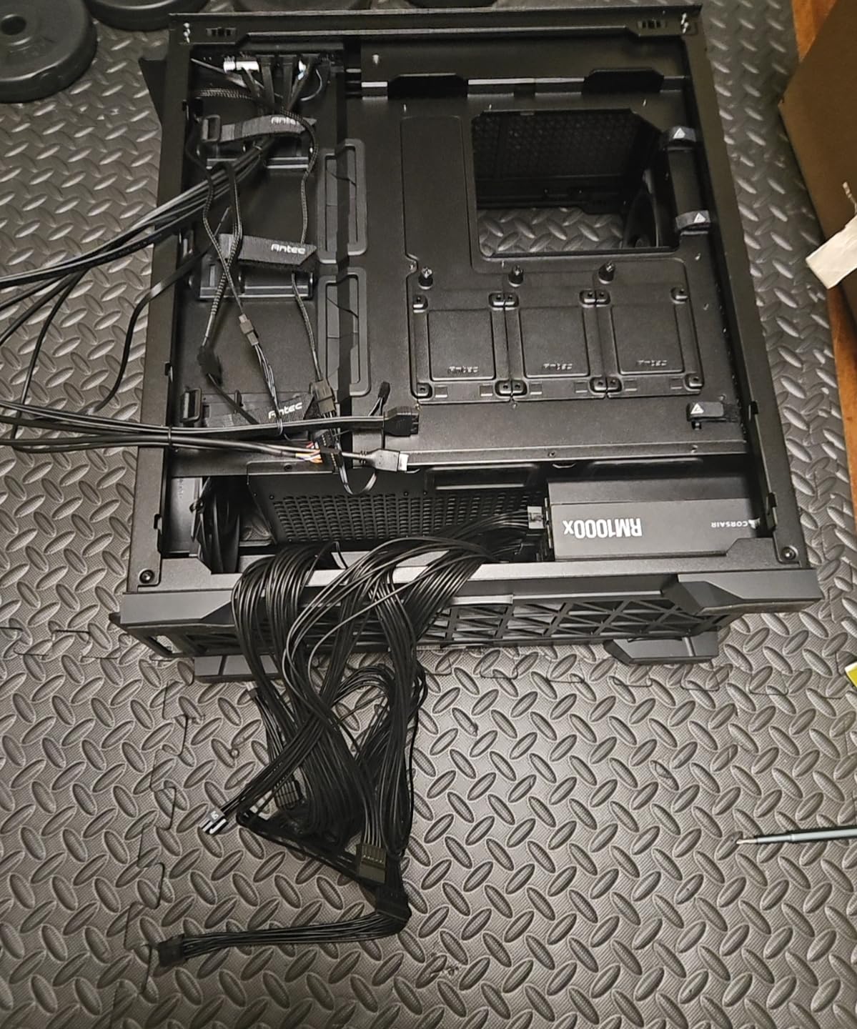 CORSAIR RM1000x Fully Modular Low-Noise ATX Power Supply – ATX 3.1 Compliant – PCIe 5.1 Support – Cybenetics Gold Efficiency – Native 12V-2x6 Connector – Black - Customer Photo 1