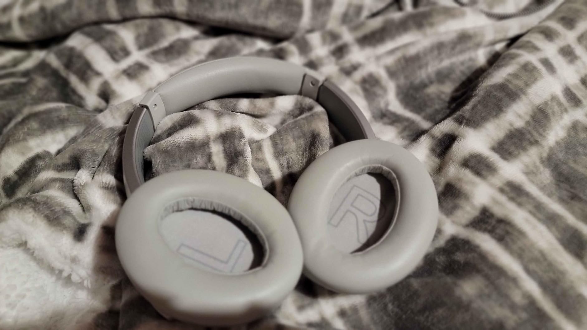 Soundcore Anker Life Q20 Hybrid Active Noise Cancelling Headphones, Wireless Over Ear Bluetooth Headphones, 60H Playtime, Hi-Res Audio, Deep Bass, Foam Ear Cups, Travel, Office, USB-C Charging Customer Review Soundcore Anker Life Q20 Hybrid Active Noise Cancelling Headphones, Wireless Over Ear Bluetooth Headphones, 60H Playtime, Hi-Res Audio, Deep Bass, Foam Ear Cups, Travel, Office, USB-C Charging - Customer Photo 2