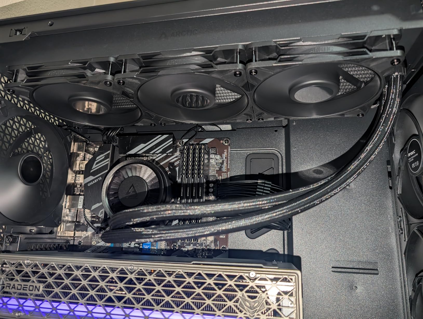 ARCTIC Liquid Freezer III Pro 420 - AIO CPU Cooler, 3 x 140 mm Water Cooling, 38 mm Radiator, PWM Pump, VRM Fan, AMD AM5/AM4, Intel LGA1851/1770 Contact Frame - Black - Customer Photo 2