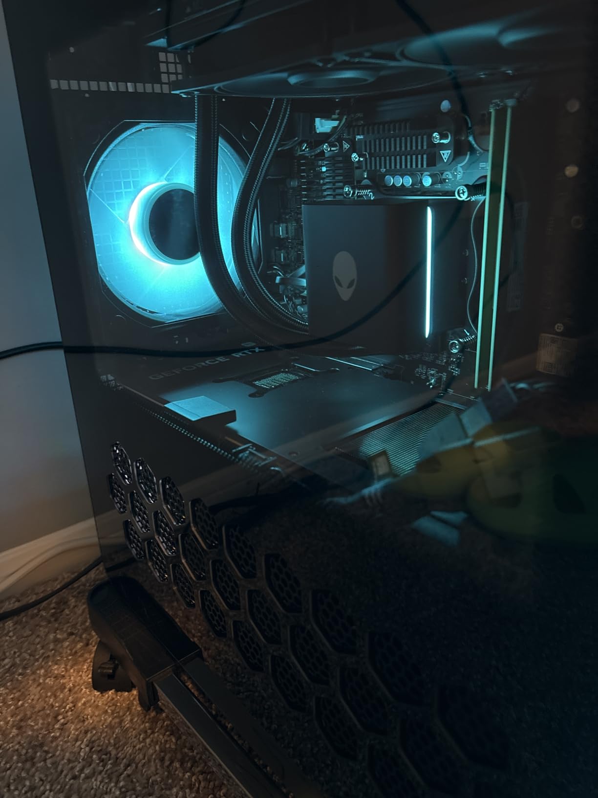 Alienware Aurora Gaming Desktop ACT1250 - Intel Core Ultra 7 265F, 32GB DDR5 RAM, 1TB SSD, NVIDIA GeForce RTX 5070, 1000W Platinum Rated PSU, Windows 11 Home, Clear Panel - Black - Customer Photo 2