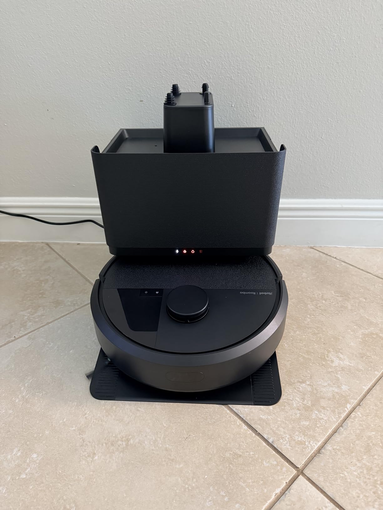 iRobot Roomba Plus 405 (G181) 2in1 Vacuum & Mop Robot with AutoWash Dock - Dual Spinning Mop Pads, Smart & Fast Mapping, Ideal for Pet Hair, Self-empties 75 days, Intense Suction, Pad Washing & Drying - Customer Photo 1