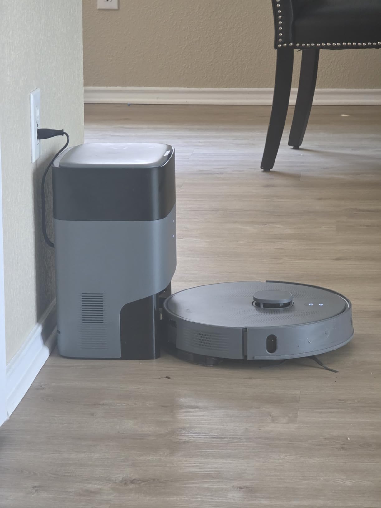 AIRROBO T25+ Robot Vacuum and Mop Combo, 5500Pa Suction, Pet Area Smart Boost, Carpet Detection, Tangle-Free Brush, LDS Mapping, APP Control, 3.5L Self-Empty Bin for Hard Floors, Carpets, Pet Hair - Customer Photo 2