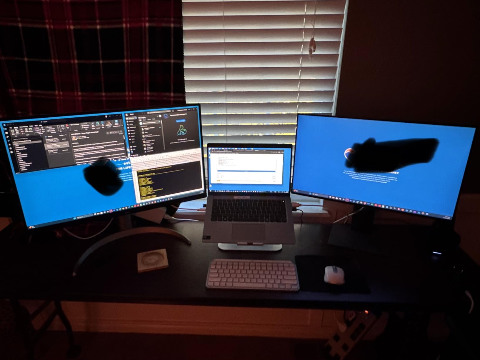 LG 27UP850K-W 27-inch Ultrafine 4K UHD (3840 x 2160) IPS Computer Monitor, 60Hz, 5ms, DisplayHDR 400, Built-in Speaker, HDMI, DisplayPort, USB Type-C 90W PD, Tilt/Height/Pivot Adjustable Stand, White Customer Review LG 27UP850K-W 27-inch Ultrafine 4K UHD (3840 x 2160) IPS Computer Monitor, 60Hz, 5ms, DisplayHDR 400, Built-in Speaker, HDMI, DisplayPort, USB Type-C 90W PD, Tilt/Height/Pivot Adjustable Stand, White - Customer Photo 1