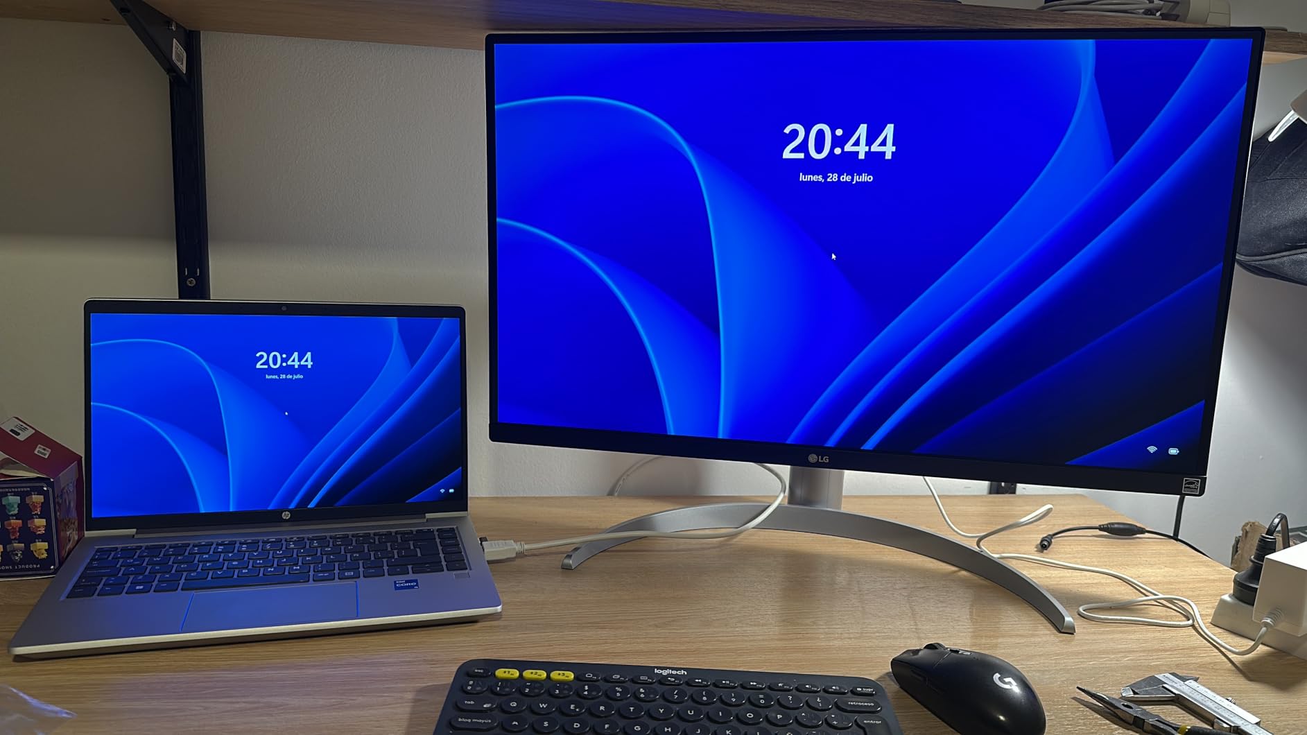 LG 27UP850K-W 27-inch Ultrafine 4K UHD (3840 x 2160) IPS Computer Monitor, 60Hz, 5ms, DisplayHDR 400, Built-in Speaker, HDMI, DisplayPort, USB Type-C 90W PD, Tilt/Height/Pivot Adjustable Stand, White - Customer Photo 2