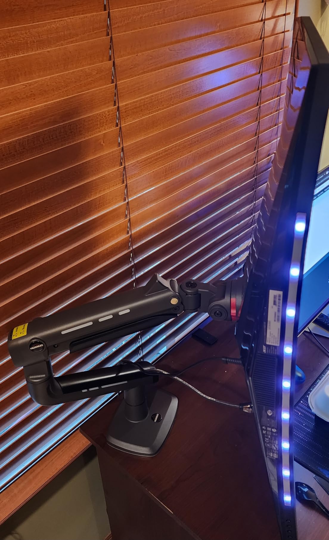 HUANUO RGB Monitor Arm for Ultrawide Screens up to 49″, Heavy-Duty Single Mount Holds 44 lbs, Fully Adjustable Gaming Monitor Arm with C-Clamp & Grommet Base, Max VESA 100 x 100mm Customer Review HUANUO RGB Monitor Arm for Ultrawide Screens up to 49″, Heavy-Duty Single Mount Holds 44 lbs, Fully Adjustable Gaming Monitor Arm with C-Clamp & Grommet Base, Max VESA 100 x 100mm - Customer Photo 1