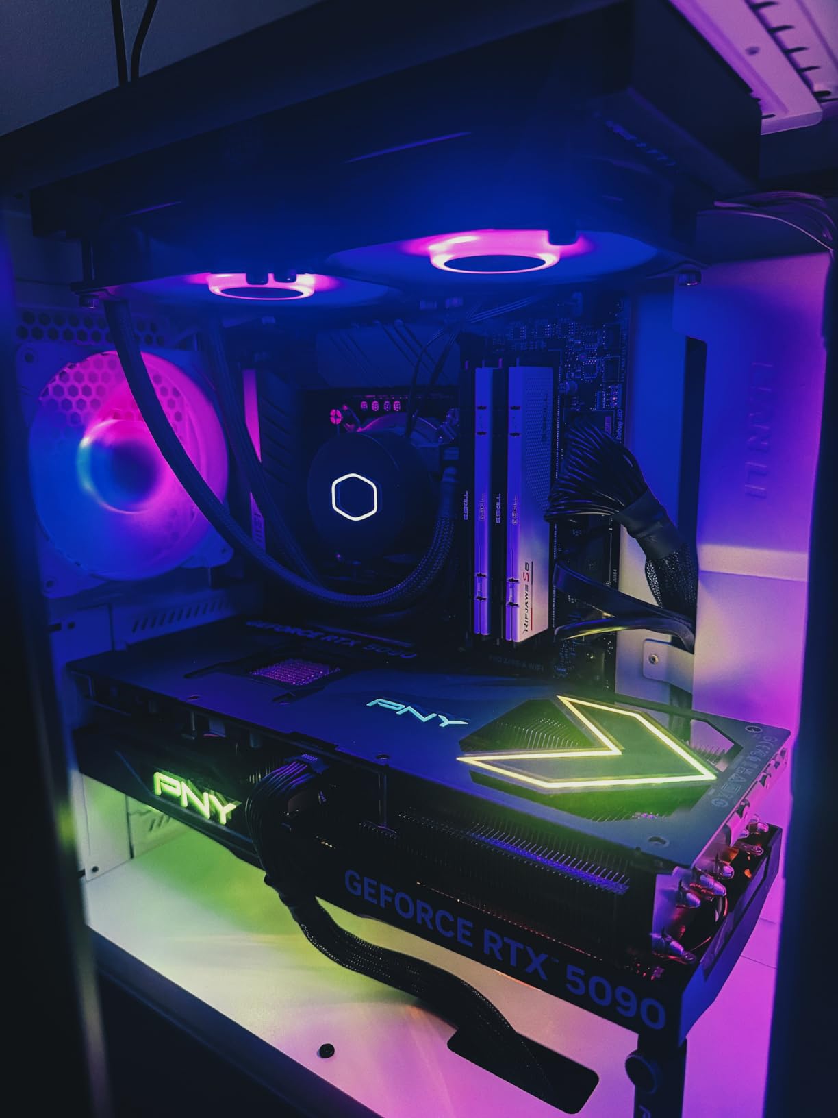 PNY NVIDIA GeForce RTX™ 5090 OC Triple Fan, Graphics Card (32GB GDDR7, 512-bit, Boost Speed: 2527 MHz, PCIe® 5.0, HDMI®/DP 2.1, 3.5-Slot, NVIDIA Blackwell Architecture, DLSS 4) - Customer Photo 2
