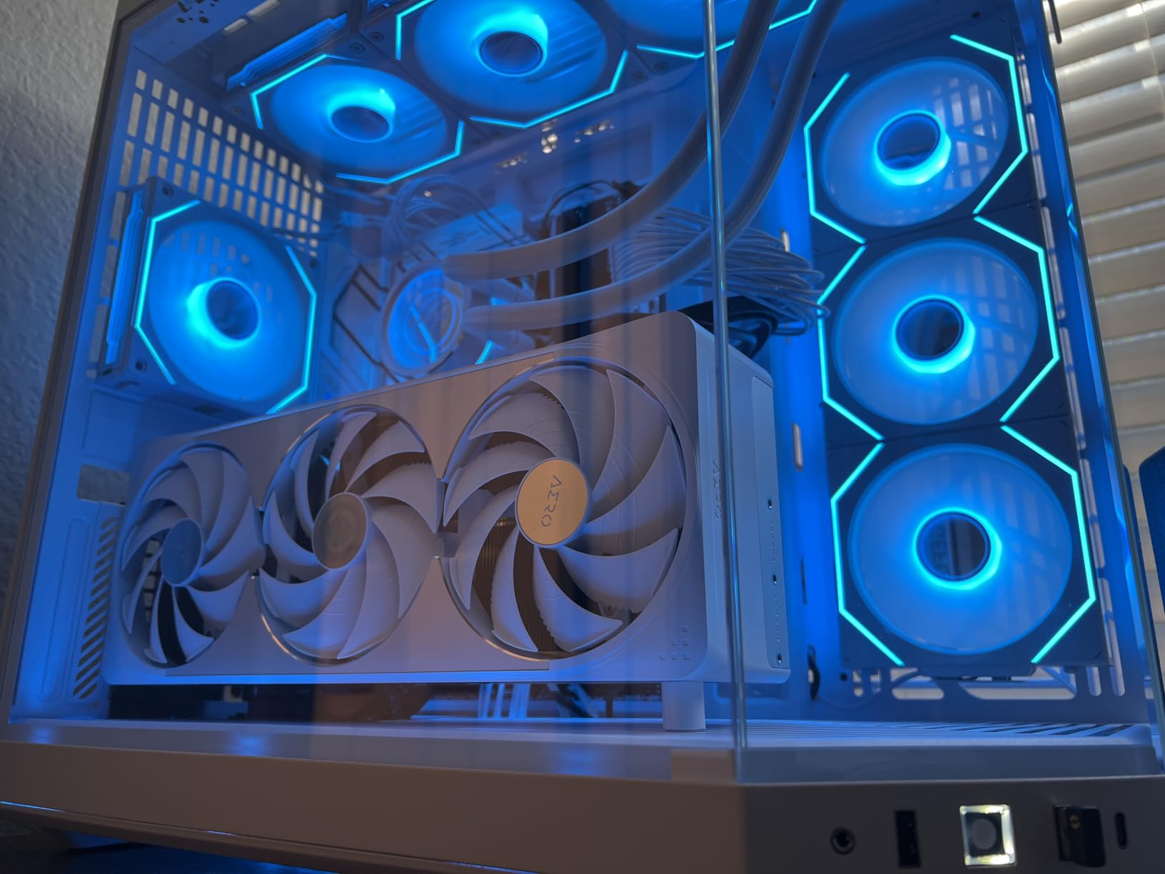 GIGABYTE GeForce RTX 5070 Ti AERO OC 16G Graphics Card, 16GB 256-bit GDDR7, PCIe 5.0, WINDFORCE Cooling System, GV-N507TAERO OC-16GD Video Card - Customer Photo 4