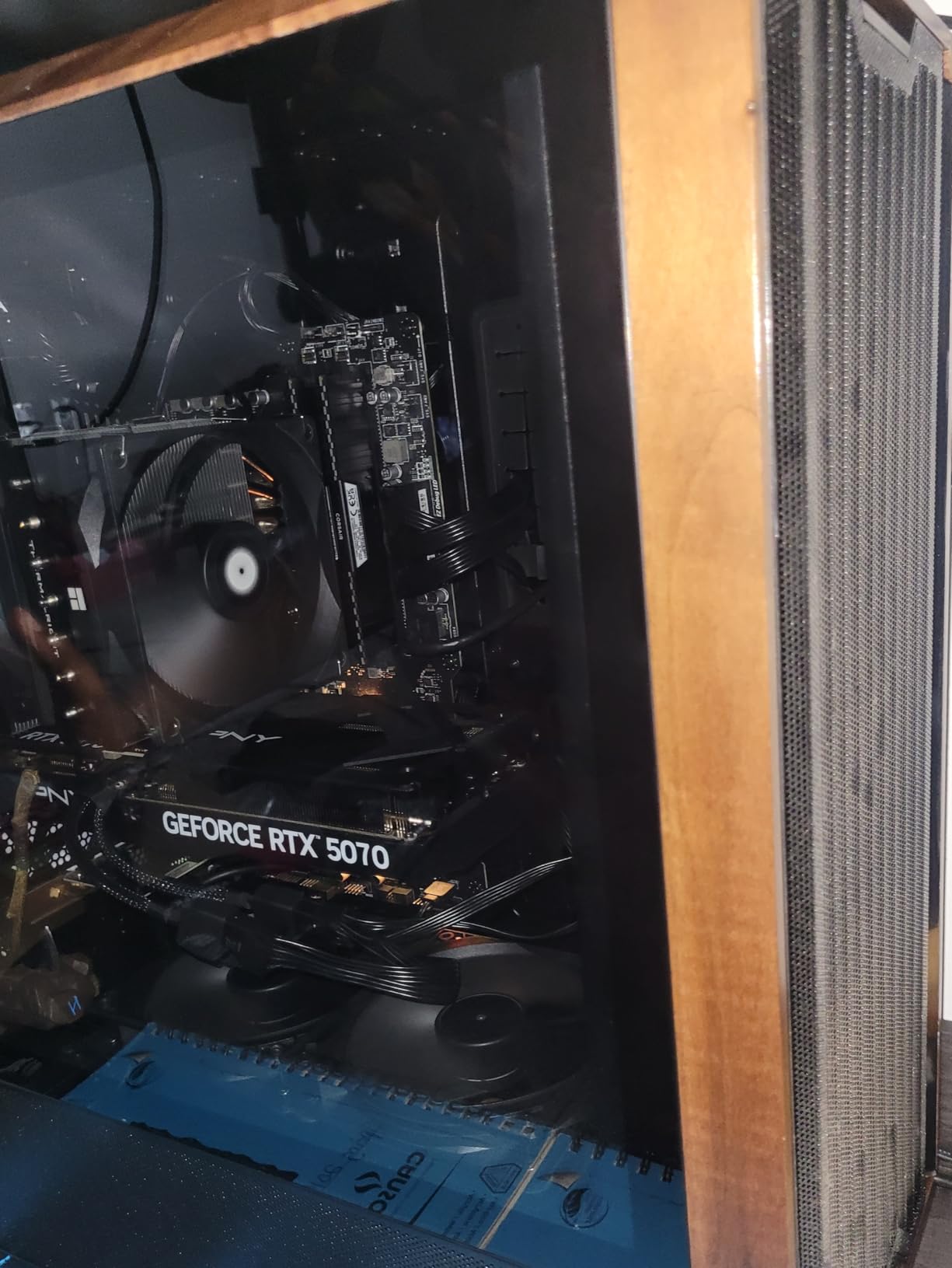 Lian Li LANCOOL 217 Genuine Walnut Wood Computer Case, Mid-Tower ATX PC Case with 5 Pre-Installed PWM Fans 2x170mm, 2x120mm & 1x140mm, Flexible PSU & Cable Installation - Black (LAN217X) - Customer Photo 1