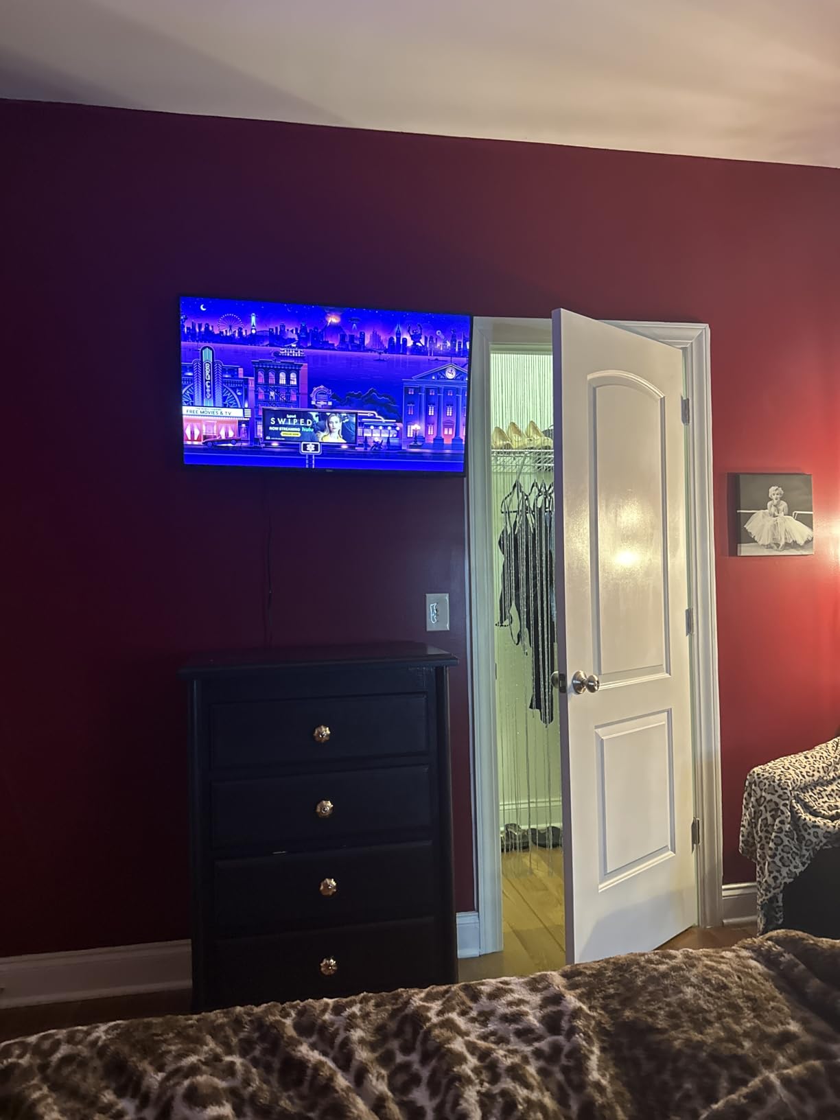 Roku Smart TV 2025 – 32-Inch Select Series, 1080p Full HD TV – Roku TV with Voice Remote – Flat Screen LED Television with Wi-Fi for Streaming Live Local News, Sports, Family Entertainment - Customer Photo 2