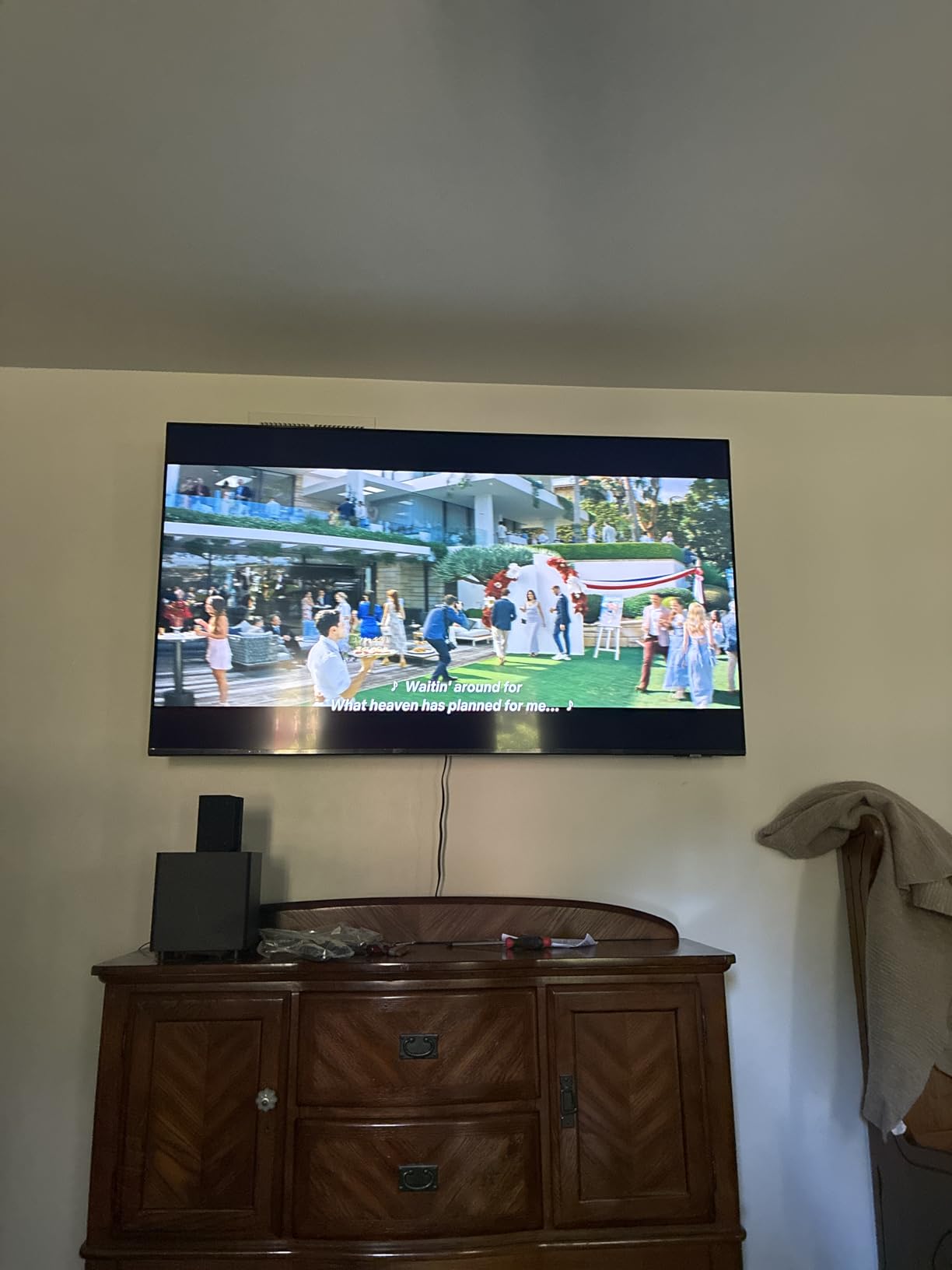 50-Inch Class Crystal UHD U8000F 4K Smart TV (2025 Model) Endless Free Content, Crystal Processor 4K, MetalStream Design, Knox Security, Alexa Built-in - Customer Photo 2