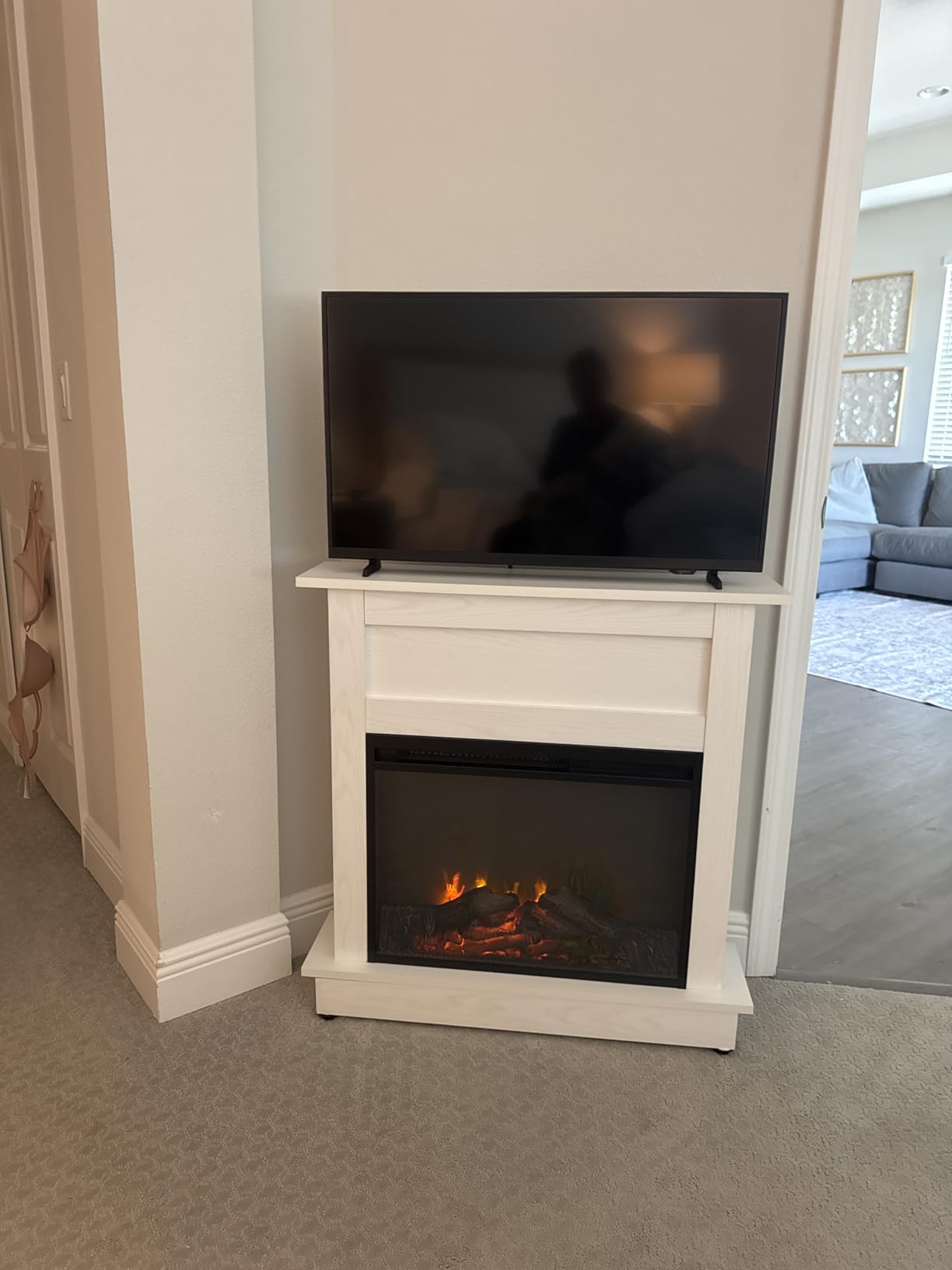 SAMSUNG 32-Inch Class Full HD F6000 Smart TV (2025 Model) HDR, Object Tracking Sound Lite, Knox Security, One UI Tizen, Smart TV - Customer Photo 2