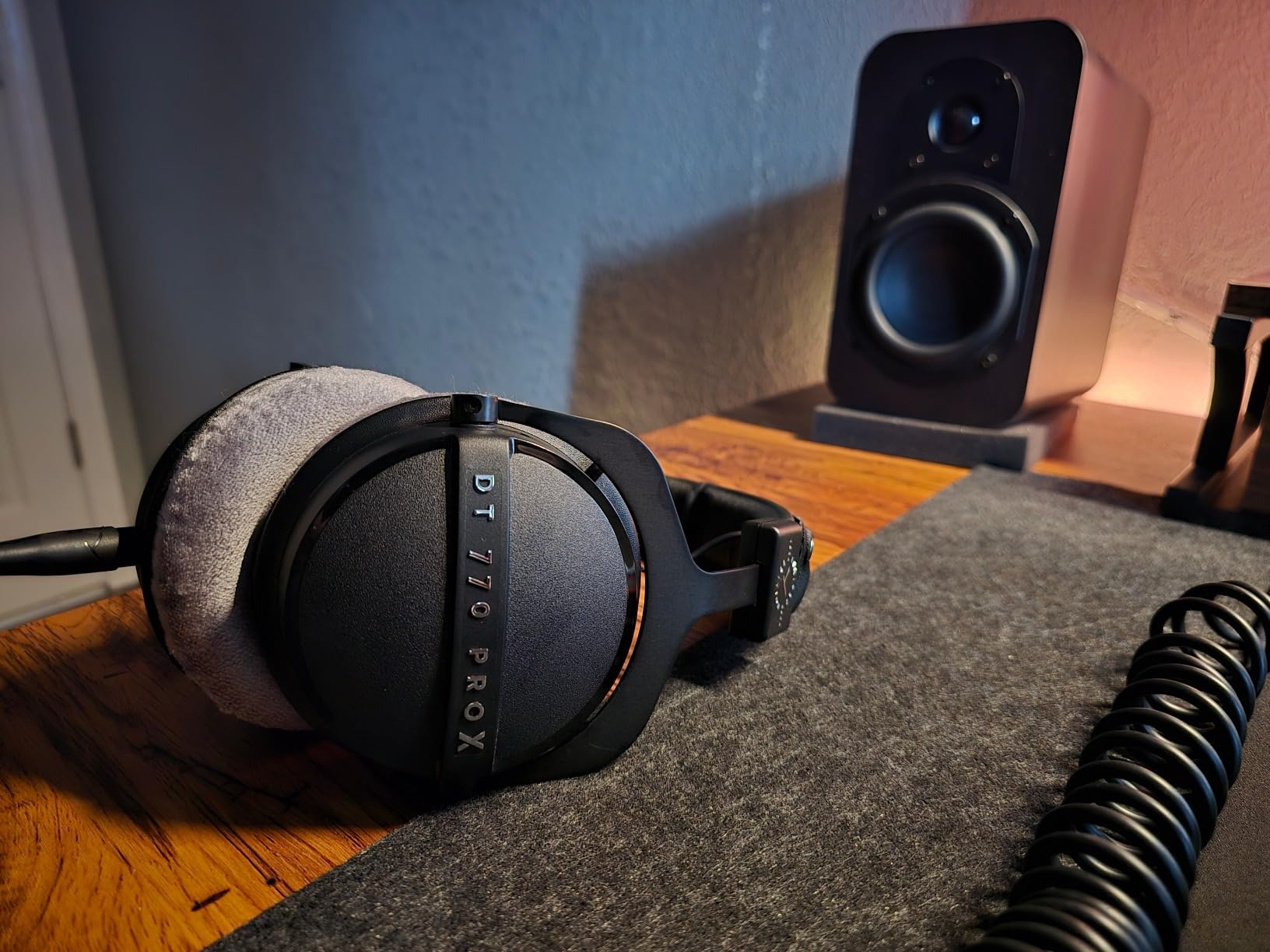 beyerdynamic DT 770 Pro X Over-Ear Studio Wired Headphones for Recording and Monitoring (Closed) with Detachable Cable Handmade in Germany (48 Ohms, Black) - Customer Photo 2