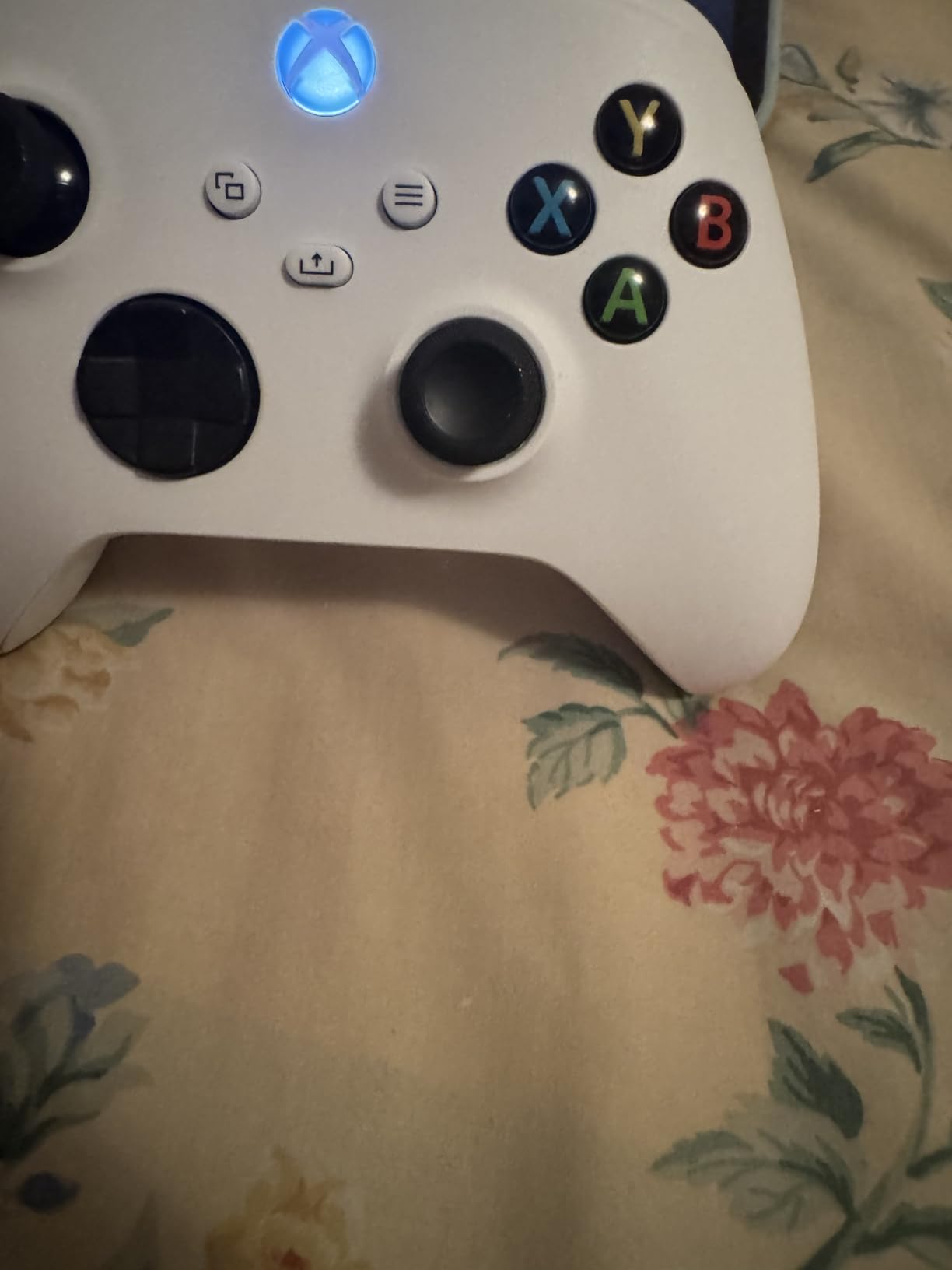 Xbox Wireless Gaming Controller (2025) – Robot White – Play on Xbox, Windows, Android, iOS, FireTV Sticks, Smart TVs, VR Headsets Customer Review Xbox Wireless Gaming Controller (2025) – Robot White – Play on Xbox, Windows, Android, iOS, FireTV Sticks, Smart TVs, VR Headsets - Customer Photo 3