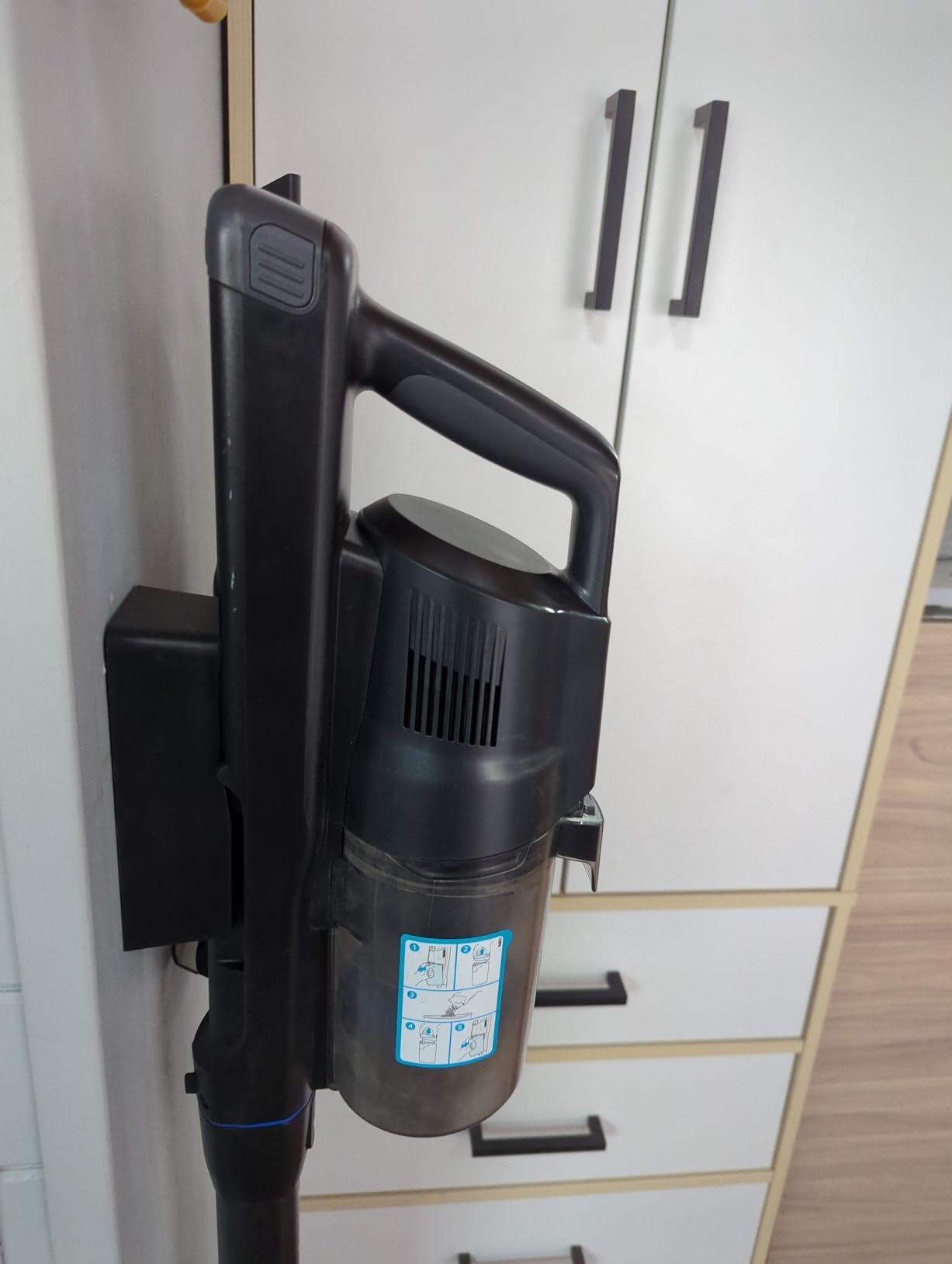 BISSELL PowerClean 200W Self-Standing Cordless Vacuum w/Tangle Free Brush Roll, Removeable Battery, Wall Mount, Upholstery Tool & Bright Headlights, 4173 - Customer Photo 3