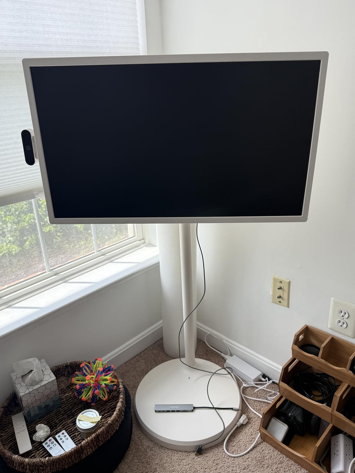 ApoloSign 32 inch UHD 4K Smart Portable TV Gen2, 16G +256G Storage, Android 14 OS, 15000mAh, Rolling TV on Wheels with Rotatable Touch Screen, Built-in Battery, Full Swivel Rotation, Voice Remote - Customer Photo 3