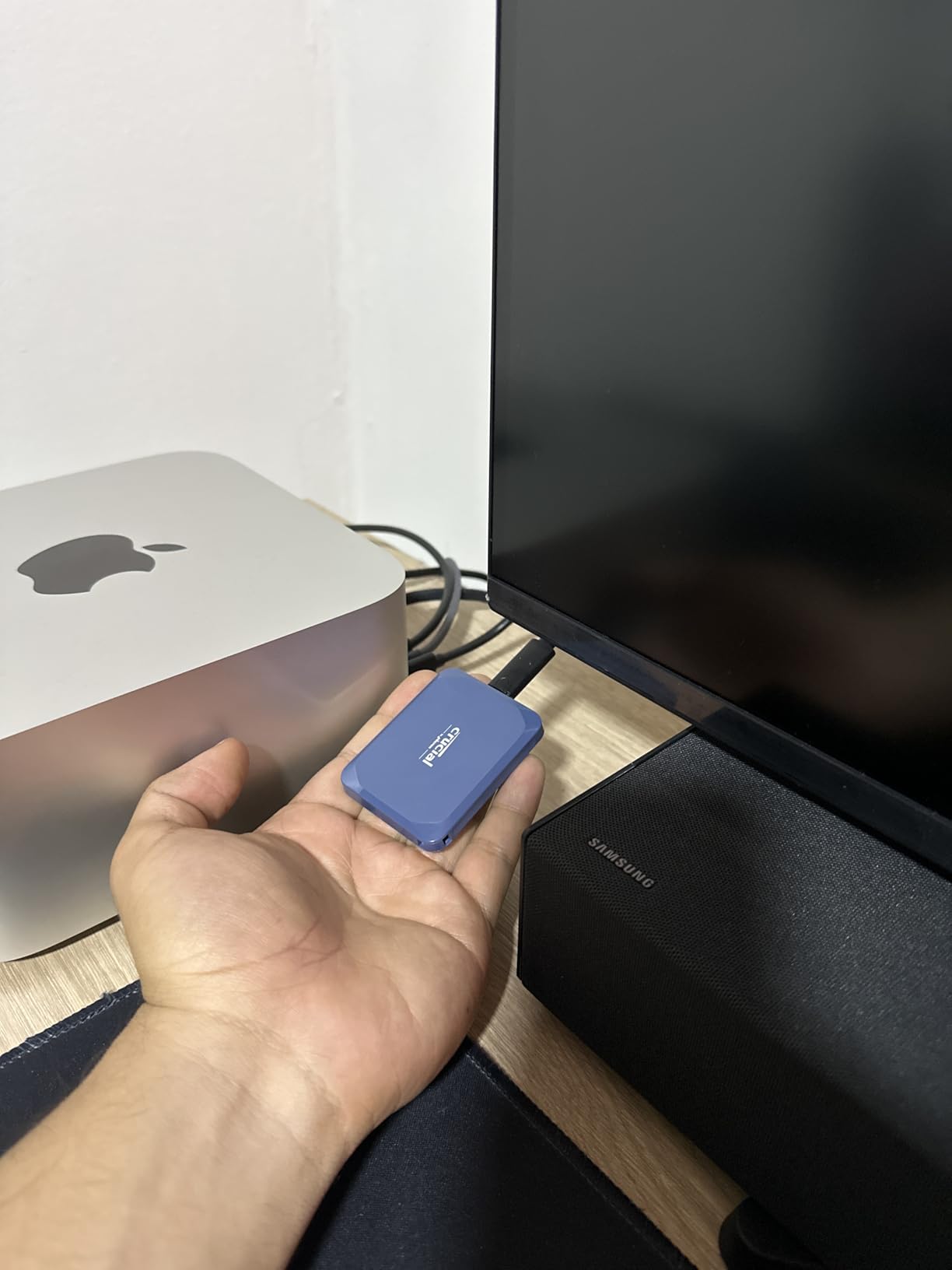 Crucial X10 4TB Portable SSD, Up to 2,100MB/s, USB 3.2 USB-C, External Solid State Drive, Compatible with Windows, Mac & Android, Durable Storage for Games, Photos & Files, Blue - CT4000X10SSD9-02 - Customer Photo 4