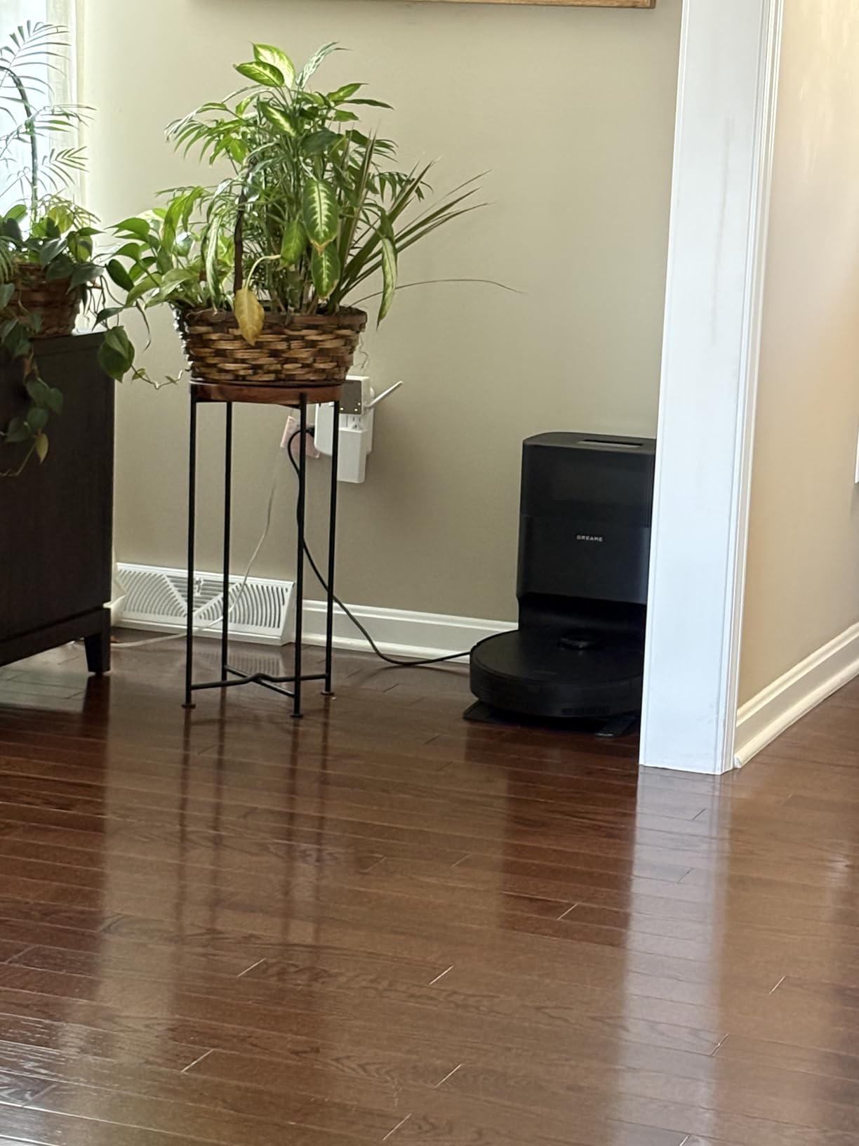 dreame D20 Plus Robot Vacuum and Mop, 13,000Pa Suction, Self-Emptying with 5L Dust Bag, DuoBrush for Pet Hair, LDS Mapping, App & Voice Control, Ideal for Hard Floors & Carpets (Black) - Customer Photo 2