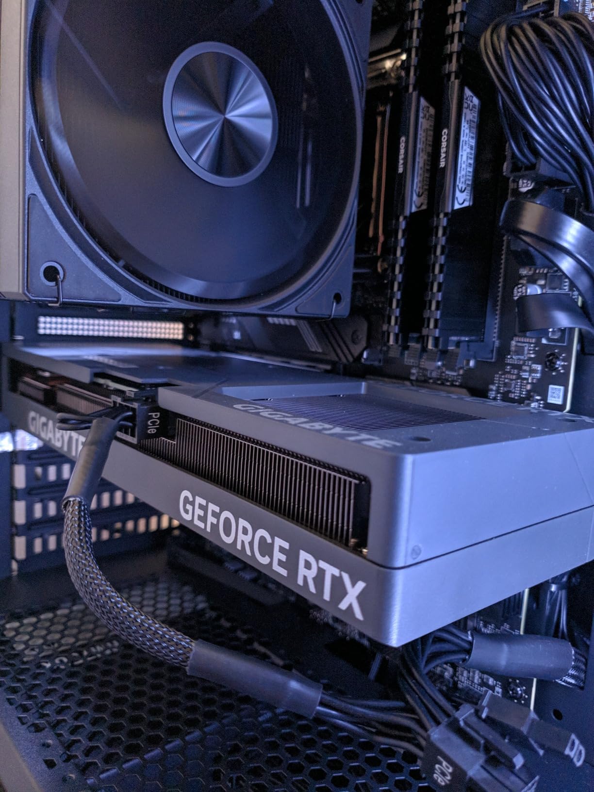 GIGABYTE GeForce RTX 5060 Ti WINDFORCE OC 8G Graphics Card, 8GB 128-bit GDDR7, PCIe 5.0, WINDFORCE Cooling System, GV-N506TWF2OC-8GD Video Card - Customer Photo 4