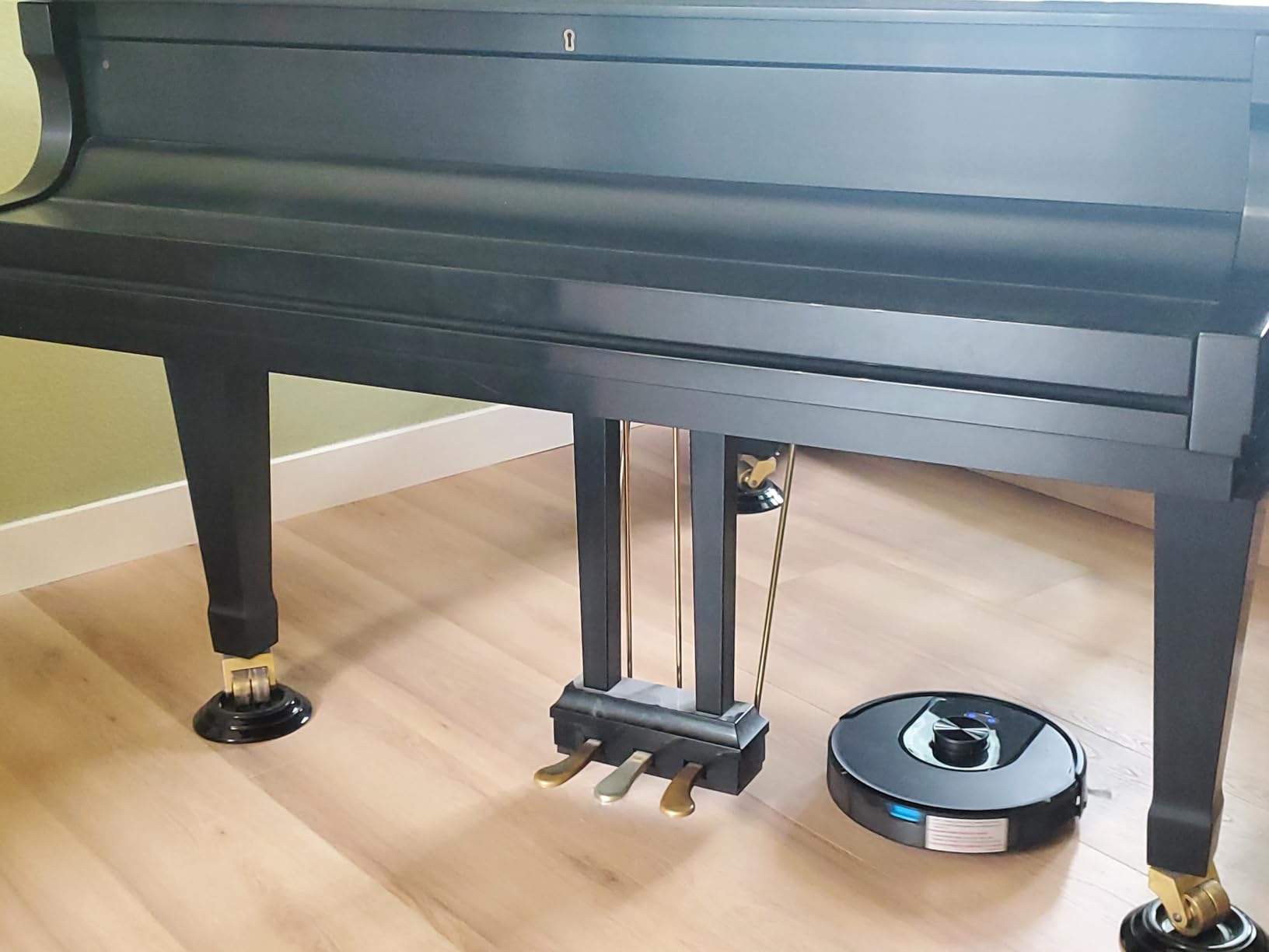 Tikom Robot Vacuum and Mop Combo, 6000Pa Automatic Robotic Vacuum Cleaner, Smart Mapping, 150 Min Max, Ideal for Pet Hair, Hardfloors, Carpets, Home(L8000 Pro) - Customer Photo 4