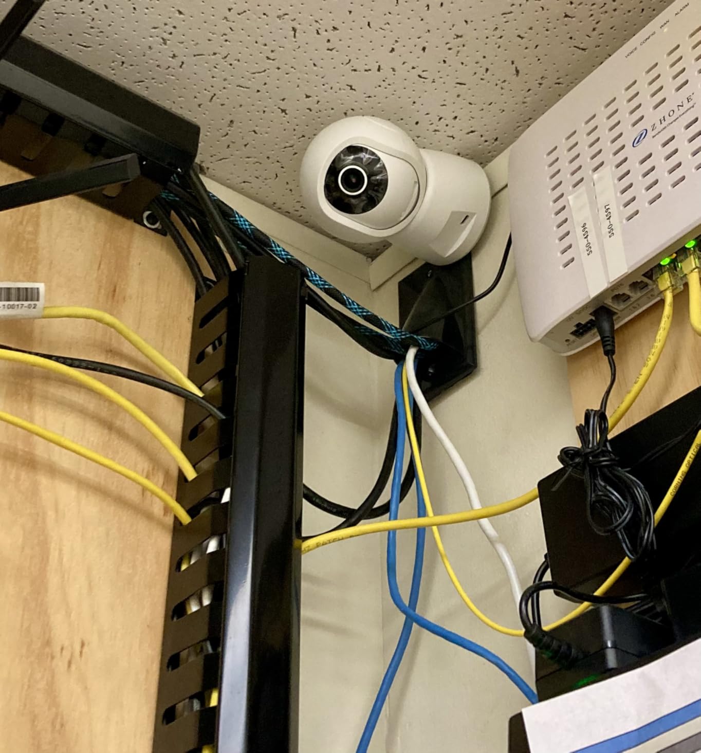 Veise 2K Security Camera Indoor 2.4GHz, 360° Pan/Tilt Cameras for Home Security, Pet & Baby Monitor, Motion Tracking, Voice Control, 2-Way Audio, IR Night Vision, Cloud &SD Card Storage, White - Customer Photo 1