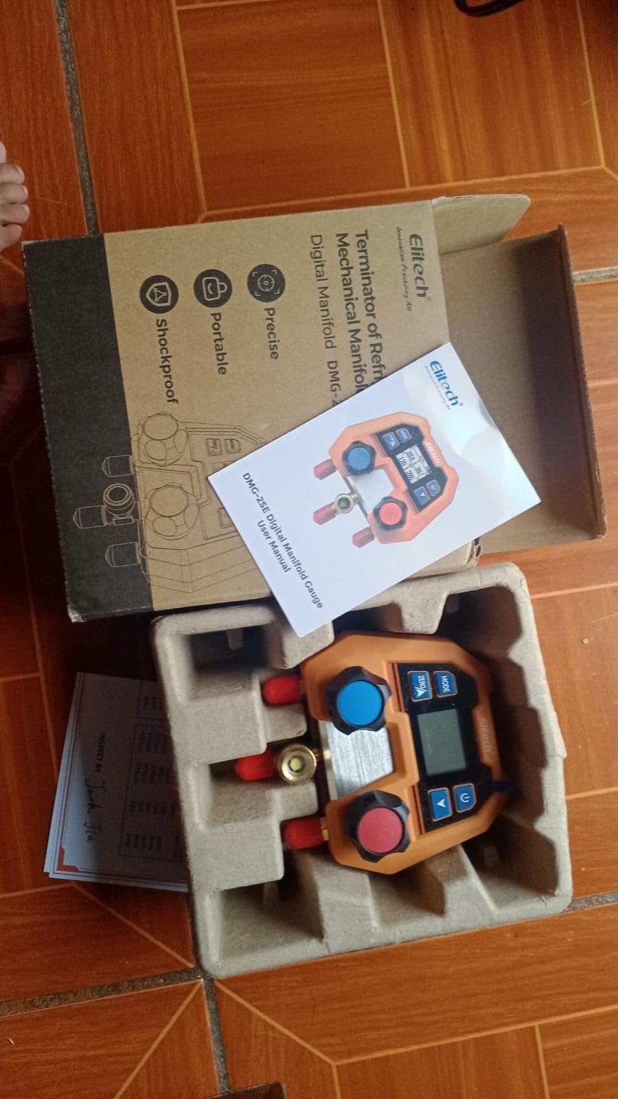 Elitech Digital Manifold Gauge Set for HVAC, Refrigeration & AC Systems, Supports R410A/R454B/R134 etc. Refrigerants, LCD Display, DMG-2SE with 3 Color Hoses & 2 R410A Adapters - Customer Photo 1