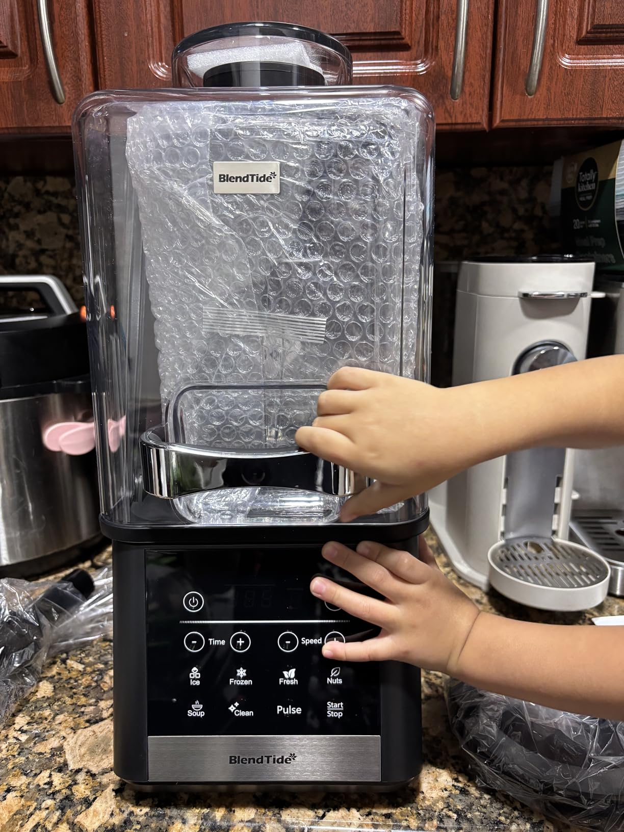 Commercial Blender, 1500W Vacuum Blender for Less Foam, Professional-Grade Quiet Shield, Kitchen Timer, 9 Speeds, 6 Programs for Smoothies, Frozen Drinks, Self-Cleaning, 64oz Bulk Production - Customer Photo 1