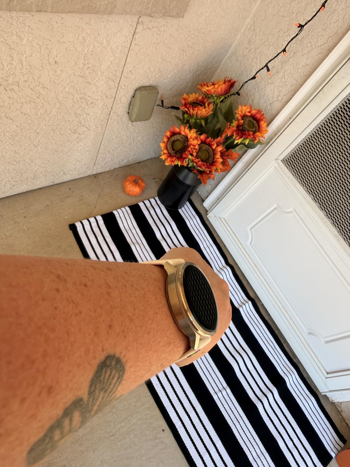 Garmin Venu® 4, 45mm, Advanced Health and Fitness GPS Smartwatch, Bright and Colorful Display, Built-in Flashlight, 12 Days of Battery Life, Silver with Silver Gray Silicone Band - Customer Photo 5