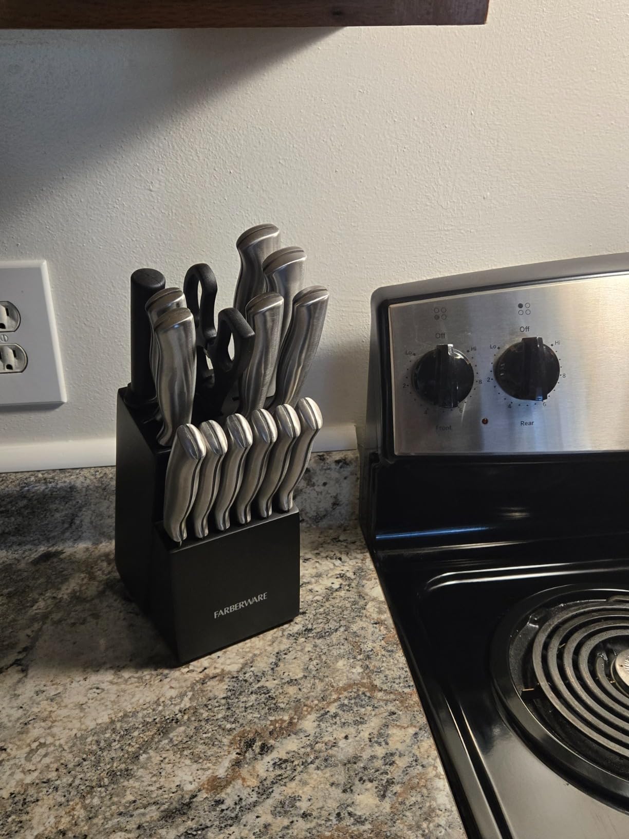 FARBERWARE 15-Piece Kitchen Knife Set with High-Carbon Stainless Steel Blades, Black Handles, Steak Knives, Wood Block, Razor Sharp and Ergonomic - Customer Photo 1