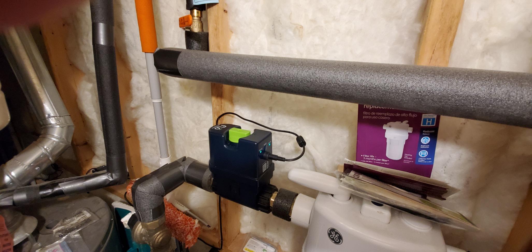 Moen Flo Smart Water Monitor and Automatic Shutoff Sensor, Wi-Fi Water Leak Detector for 3/4-Inch Diameter Pipe, 900-001 - Customer Photo 1