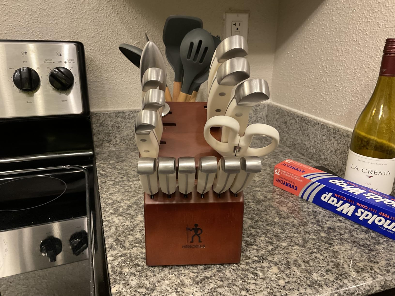 HENCKELS Premium Quality 15-Piece Knife Set with Block, Razor-Sharp, German Engineered Knife Informed by over 100 Years of Masterful Knife Making, Lightweight and Strong, Dishwasher Safe - Customer Photo 1