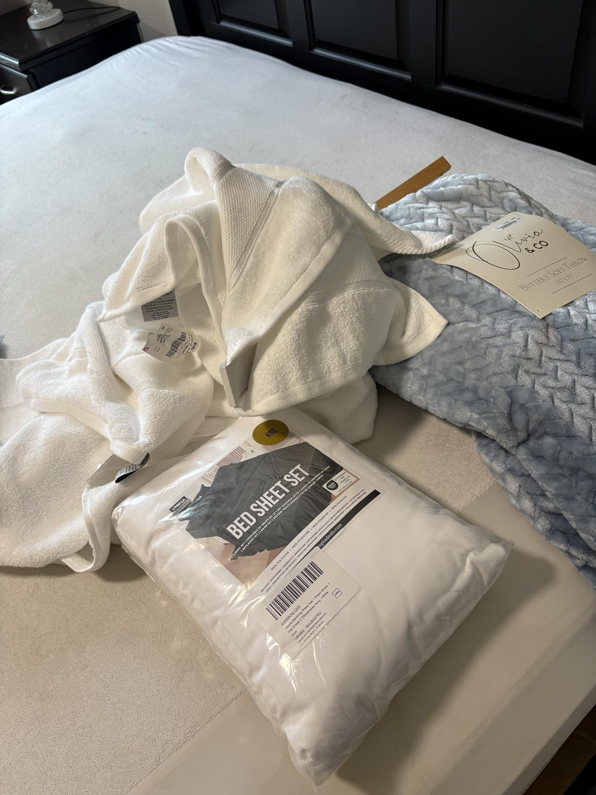 Utopia Bedding Queen Sheet Set – 4 Piece Bed Sheets for Queen Size Bed, Soft and Breathable Microfiber, Includes 1 Fitted Sheet, 1 Flat Sheet and 2 Pillowcases (Black) - Customer Photo 1