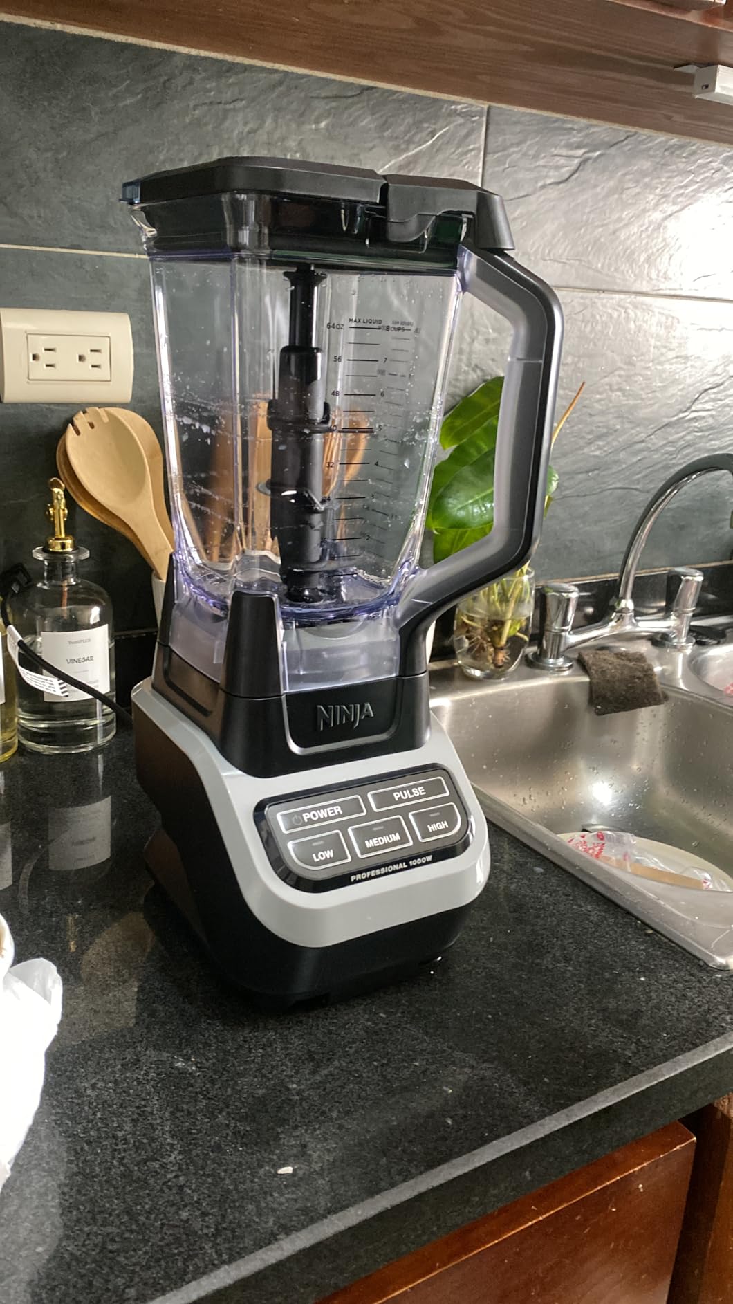 Ninja Professional Blender 1000W, Total Crushing Technology- Smoothies, Ice Crushing & Frozen Fruit, Full-Size Countertop Blender, 72-oz. Pitcher, Black & Grey, BL610 - Customer Photo 3