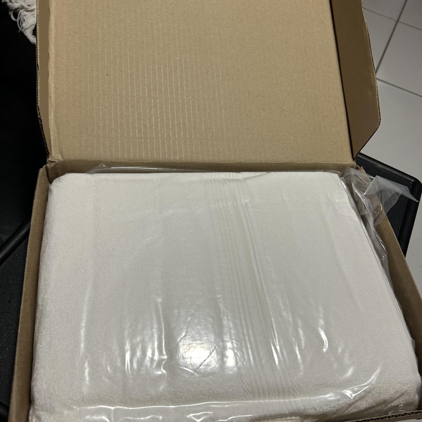 Amazon Basics 6 Piece Oversized Fade resistant Towel set, 100% Cotton towels for bathroom, soft and absorbent, 2 Bath Towels, 2 Hand Towels and 2 Washcloths bathroom towel set, Gray - Customer Photo 2