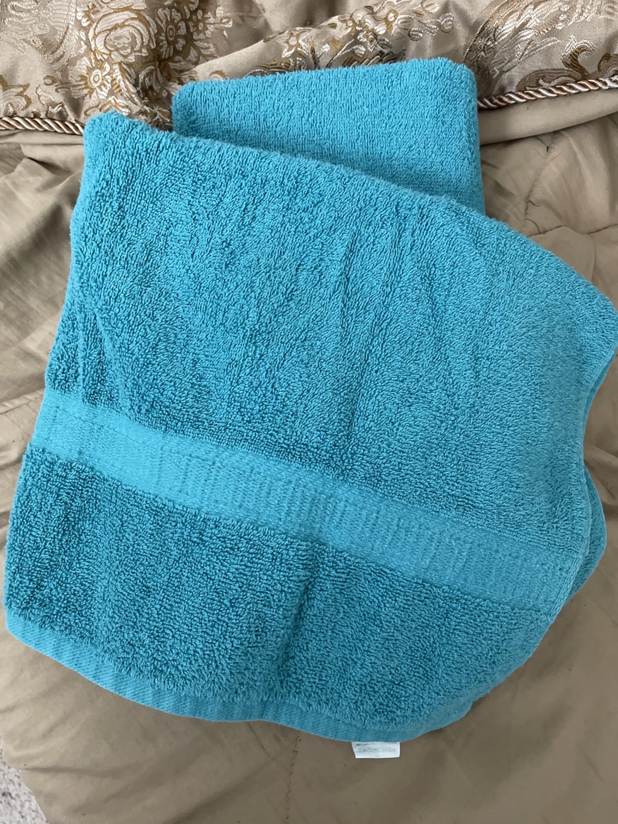 Amazon Basics 6 Piece Oversized Fade resistant Towel set, 100% Cotton towels for bathroom, soft and absorbent, 2 Bath Towels, 2 Hand Towels and 2 Washcloths bathroom towel set, Gray - Customer Photo 3