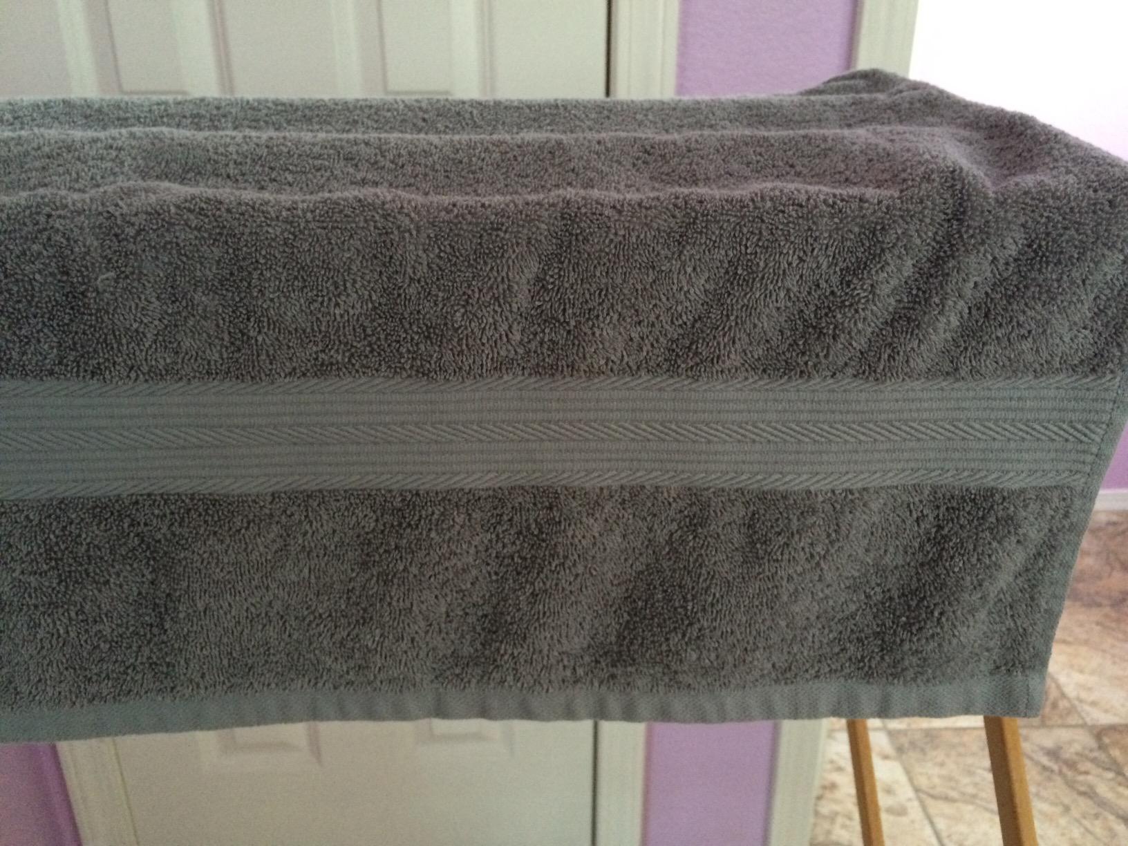 Amazon Basics 6 Piece Oversized Fade resistant Towel set, 100% Cotton towels for bathroom, soft and absorbent, 2 Bath Towels, 2 Hand Towels and 2 Washcloths bathroom towel set, Black - Customer Photo 4