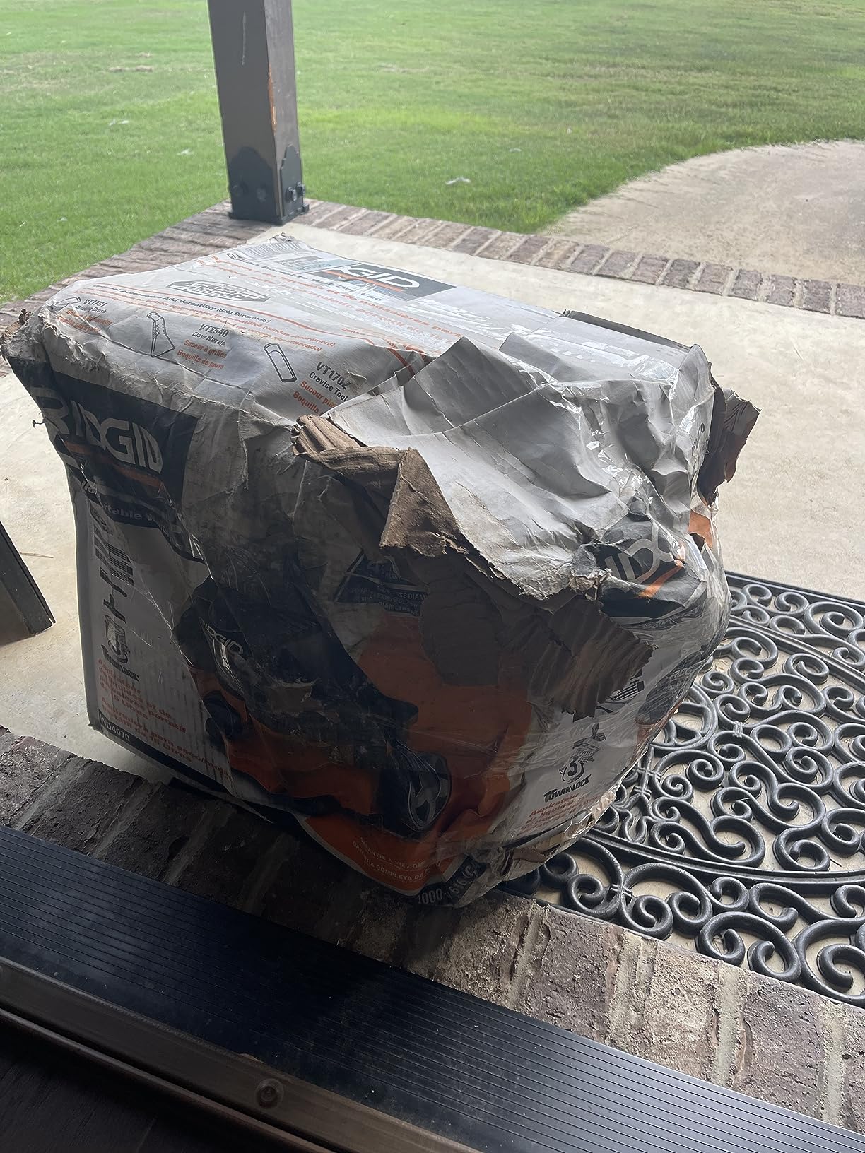 RIDGID Wet Dry Vacuums VAC4000 Powerful and Portable Vacuum Cleaner, Includes 4-Gallon, 5.0 Peak Horsepower Wet Dry Auto Vacuum Cleaner for Car, Dusting Brush, Car Nozzle, and Claw Nozzle - Customer Photo 4