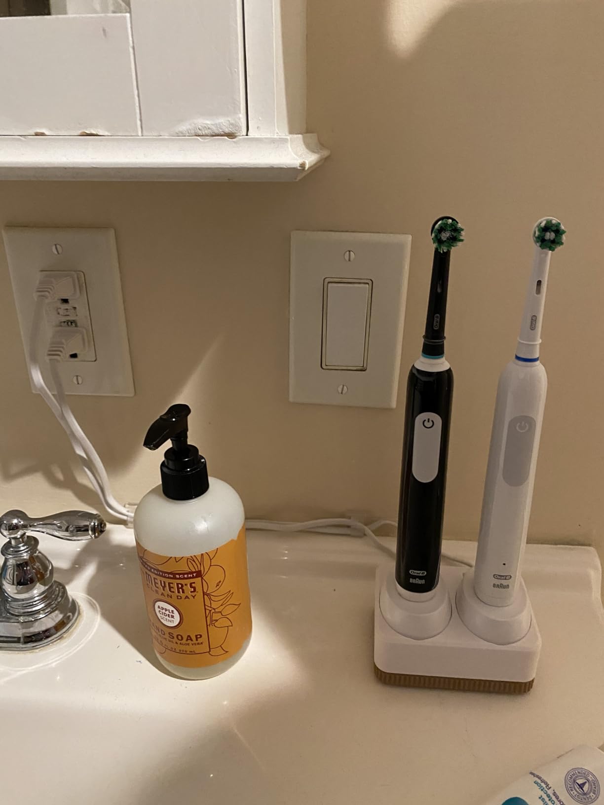 Oral-B Pro 1000 Rechargeable Electric Toothbrush, Black - Customer Photo 1