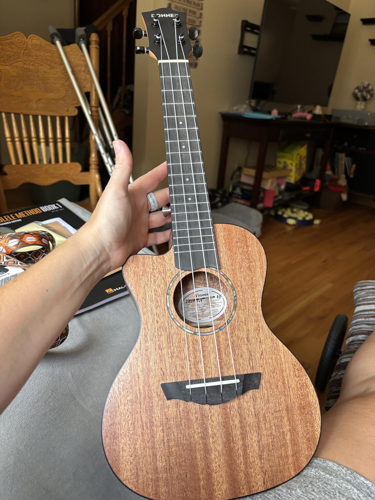 Donner Concert Ukulele Beginner Mahogany 23 Inch Ukelele Kit with Free Online Lesson Gig Bag Strap Nylon String Tuner Picks Cloth DUC-1 Gift Choice - Customer Photo 1