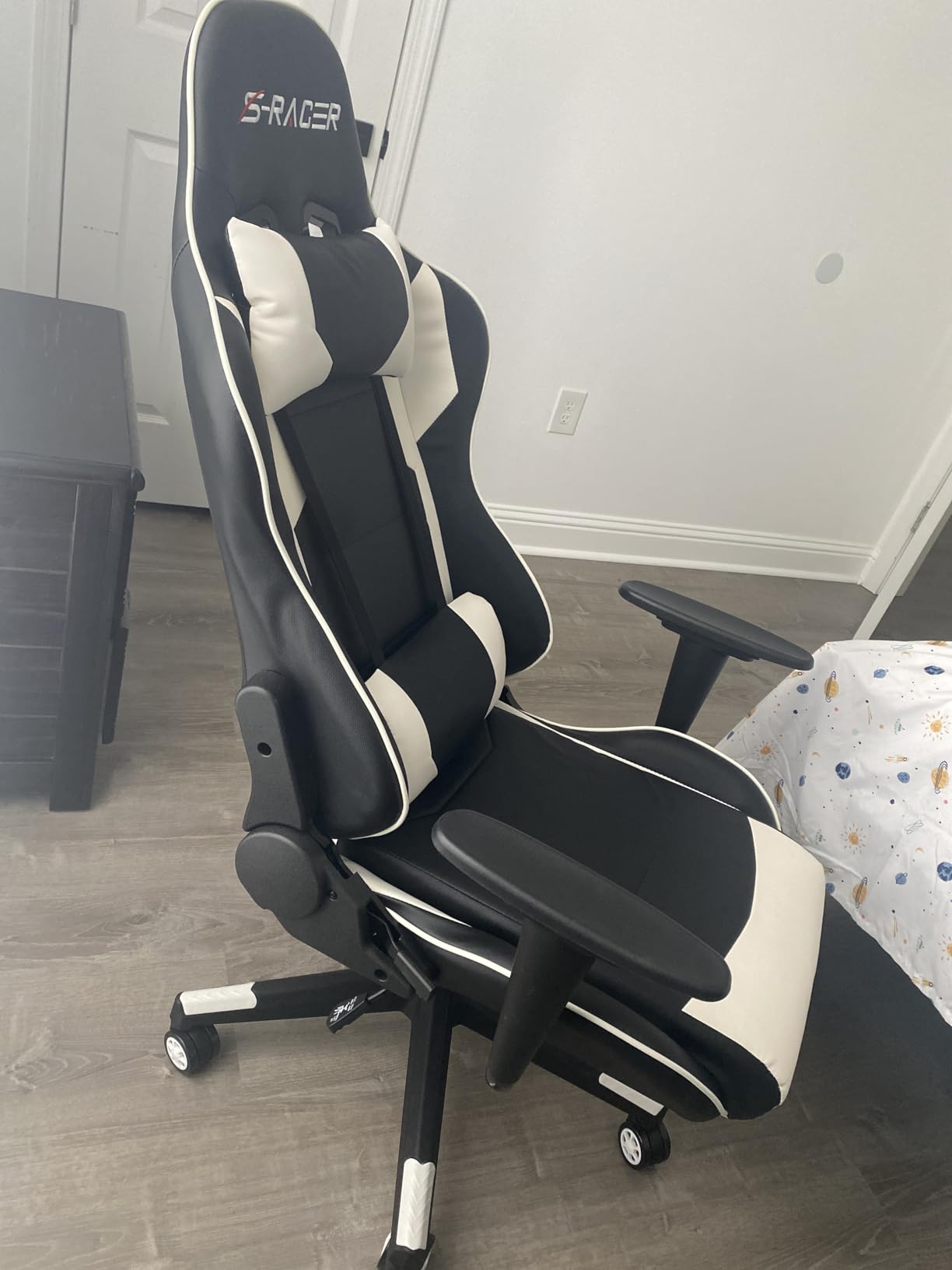Homall Gaming Chair, Office Chair High Back Computer Chair Leather Desk Chair Racing Executive Ergonomic Adjustable Swivel Task Chair with Headrest and Lumbar Support (White) - Customer Photo 2