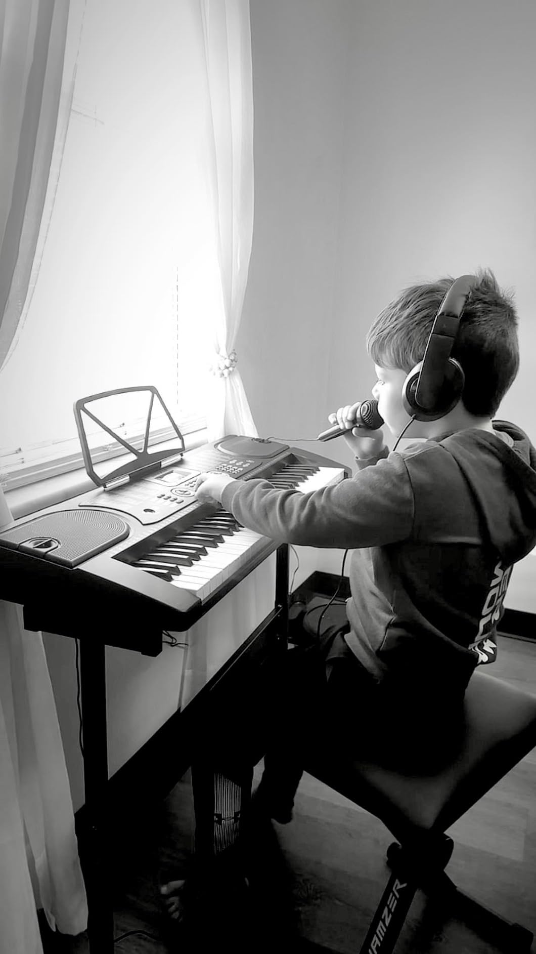 Hamzer 61 Key Digital Keyboard Piano with Stand & Bench, Beginner Electric Piano Keyboard Kit with Speakers, Headphones, Microphone, Keynote Stickers - Customer Photo 1