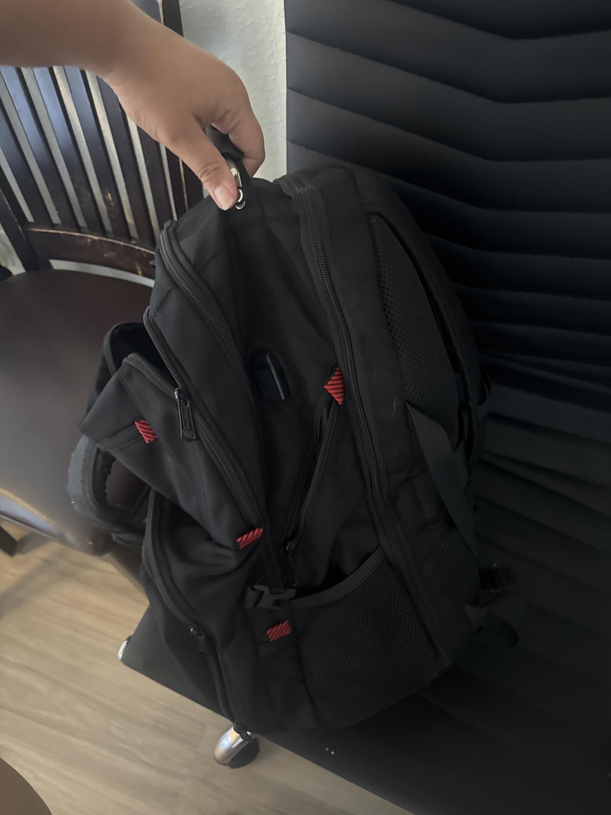 YOREPEK Large Backpack for Men, Extra Large Laptop Backpacks for Men Women, Water Resistant Travel Backpack Airline Approved Business Work Bag with USB Charging Port Fits 17 Inch Computer, Black - Customer Photo 1