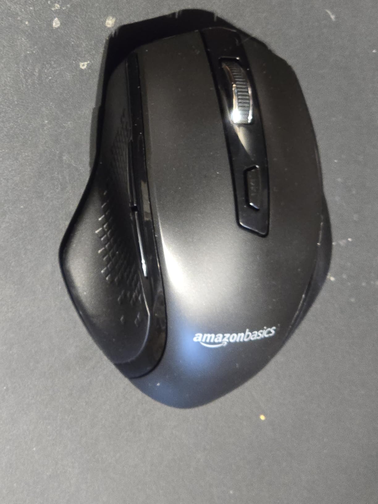 Amazon Basics Computer Mouse Wireless, Ergonomic, 2.4 GHz Optical, DPI Adjustable, Compatible With PC, Mac, Laptop, Black - Customer Photo 2