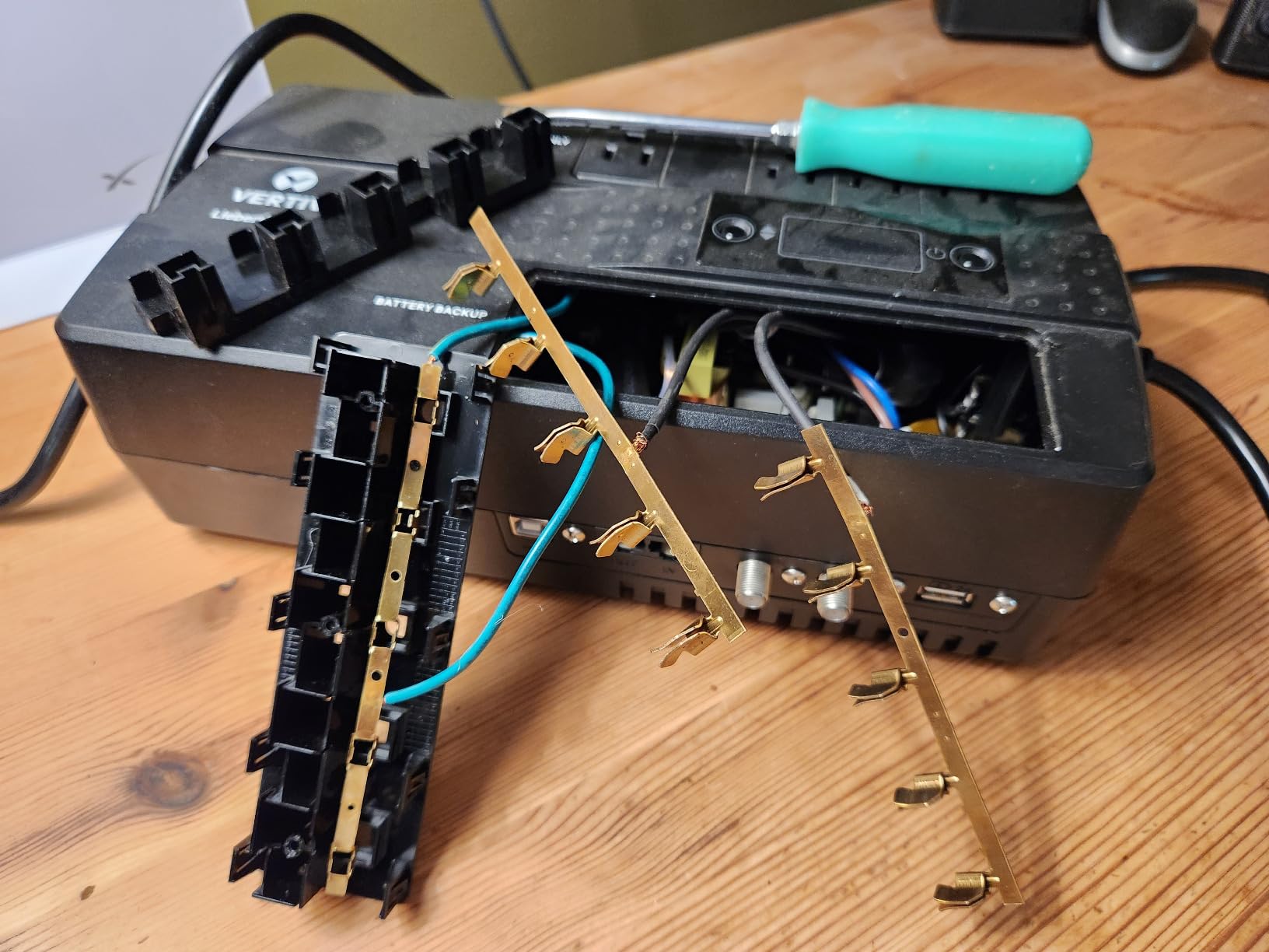 Vertiv Liebert PST5 UPS - 850VA/500W 120V Standby Power, 8 Outlets, Battery Backup with Surge Protection, LCD Screen, Energy Star Certified, 3 Year Warranty, Free Shutdown Software (PST5-850MT120) - Customer Photo 5