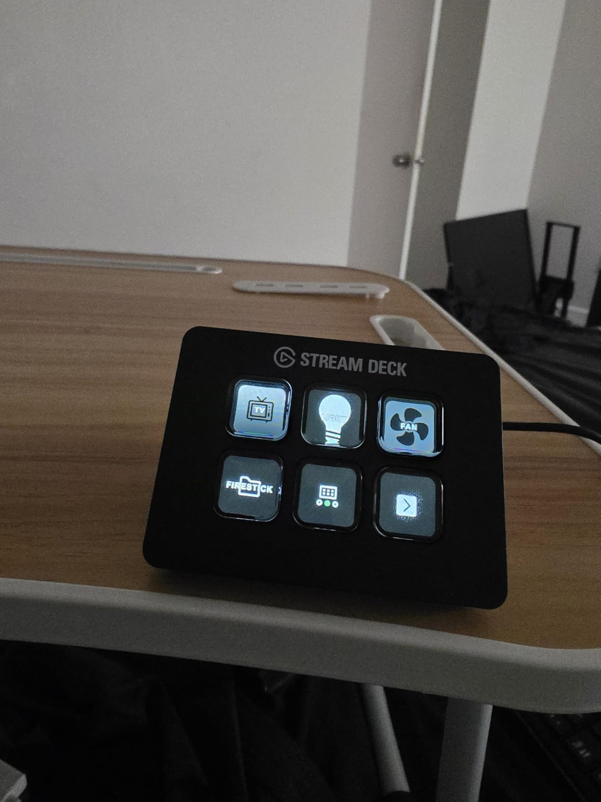 Elgato Stream Deck Mini – Control Zoom, Teams, PowerPoint, MS Office and More, Boost Productivity with Seamless Integration for Daily Apps, Set Up Shortcuts Easily, Compatible with Mac and PC - Customer Photo 1